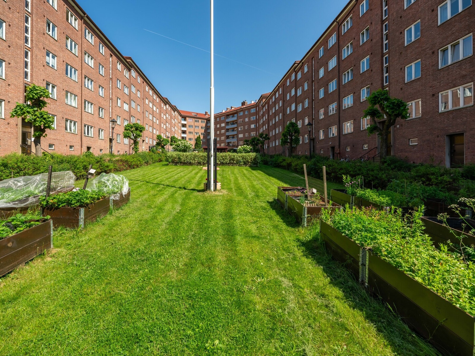 Borettslaget har grønne plener, og sitteplasser både under soltak og i det fri. Gassgriller er utplassert til gratis utlån i sommerhalvåret. Galleribilde