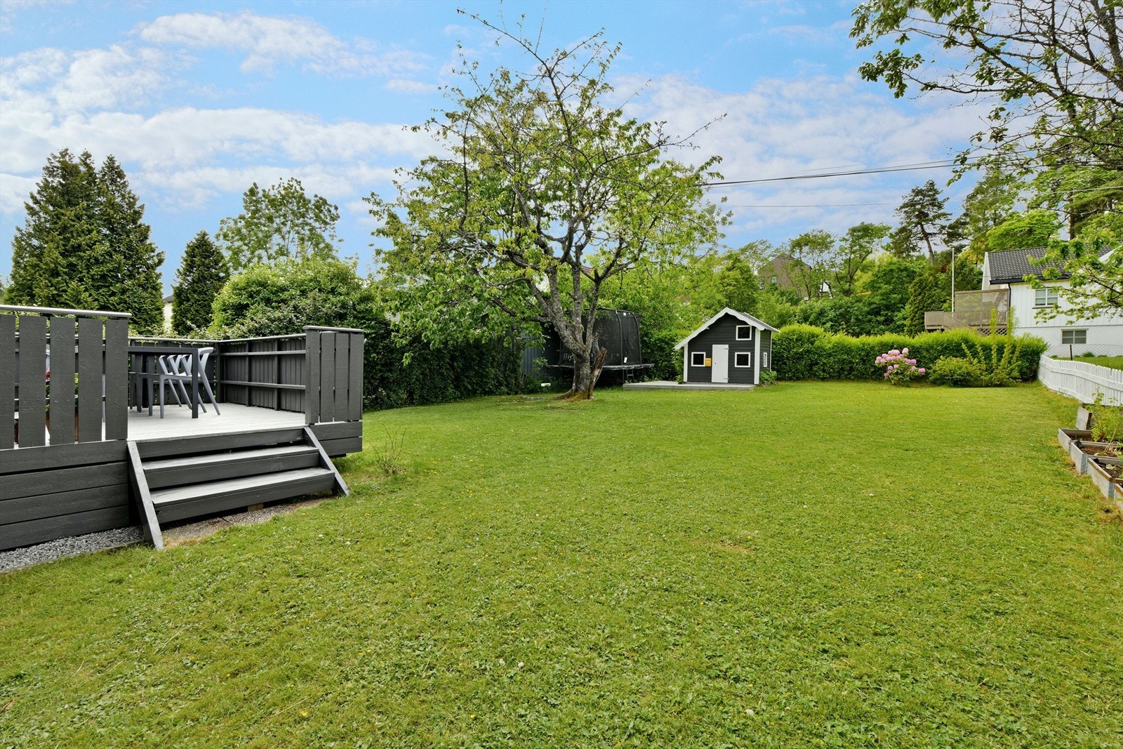 Romslig og flat hage - god plass til fotballmål, trampoline, m.m. Galleribilde