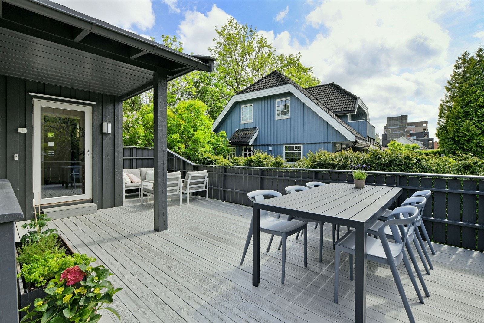 Terrassen er på 26 kvm - god plass til sittegruppe, langbord, grill, etc - delvis overbygget Galleribilde