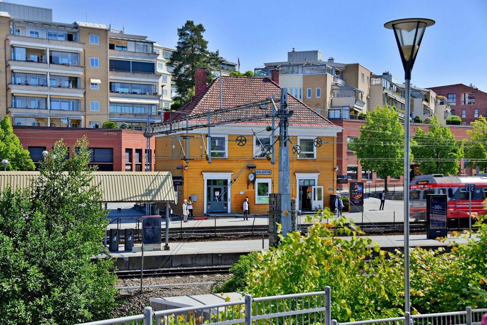 Kolbotn togstasjon - god forbindelse mot nord og syd - toget går til Oslo hvert 15. minutt store deler av dagen og bruker ca 17 min til Oslo S Galleribilde
