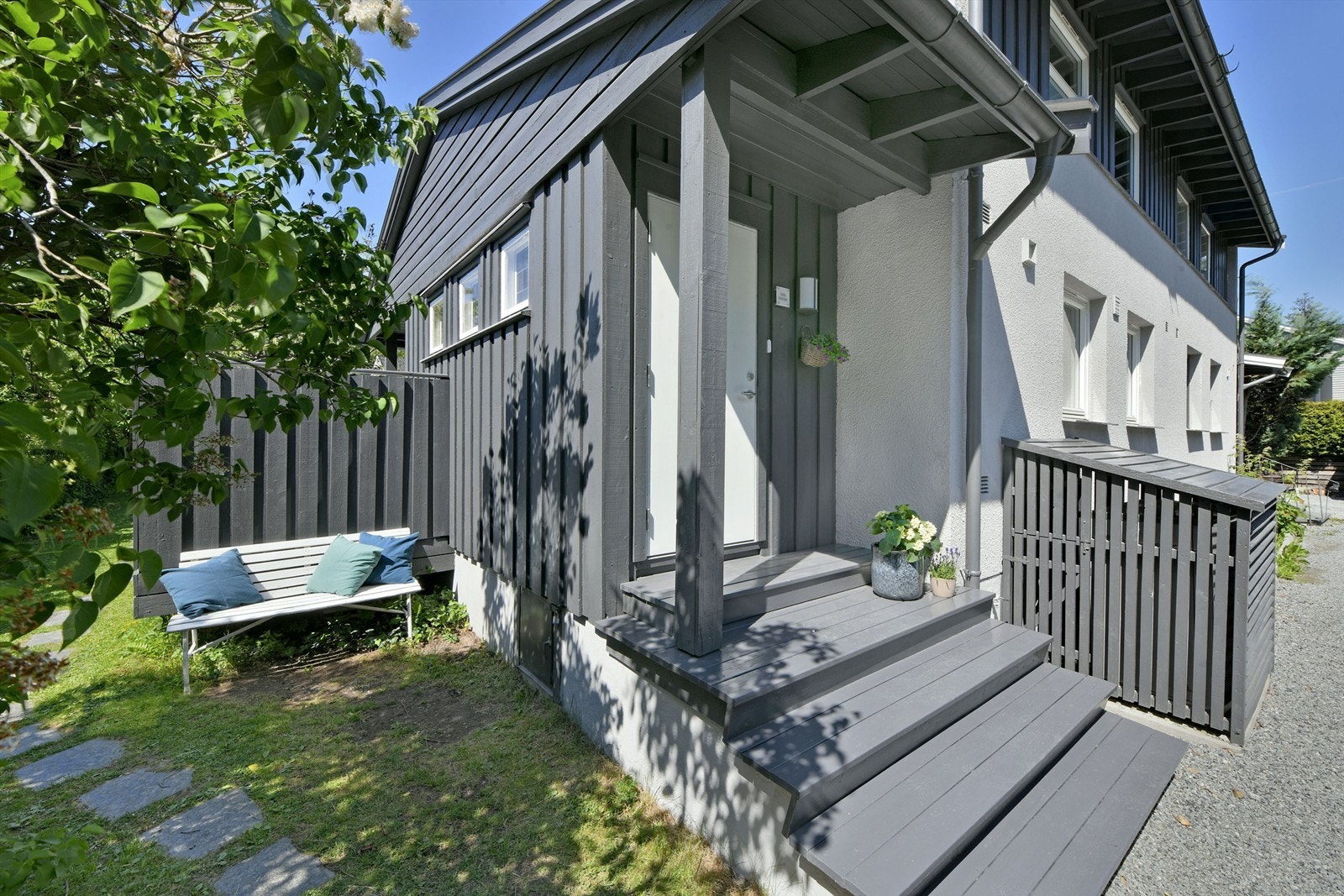 Overbygget inngangsparti - plass til sittegruppe ved inngangspartiet med morgensol Galleribilde