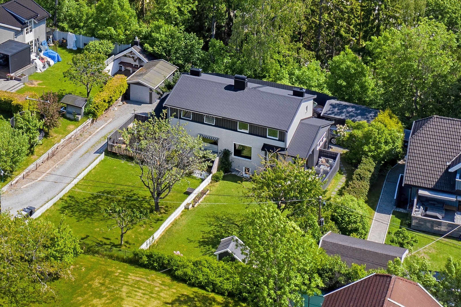 Flott beliggende bolig med pent opparbeidet hage - godt skjermet for innsyn Galleribilde