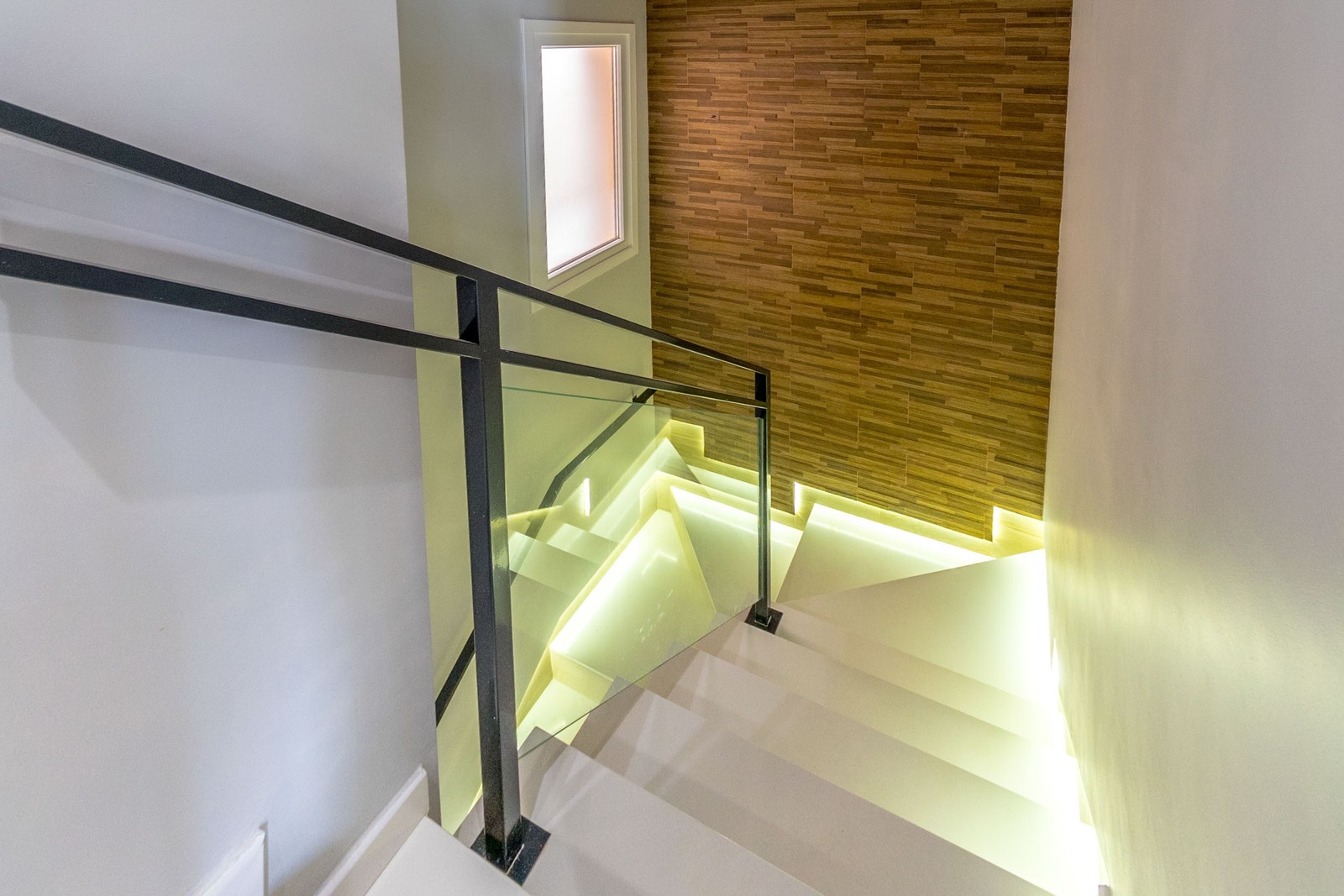 FIN BELYSNING I TRAPP Galleribilde