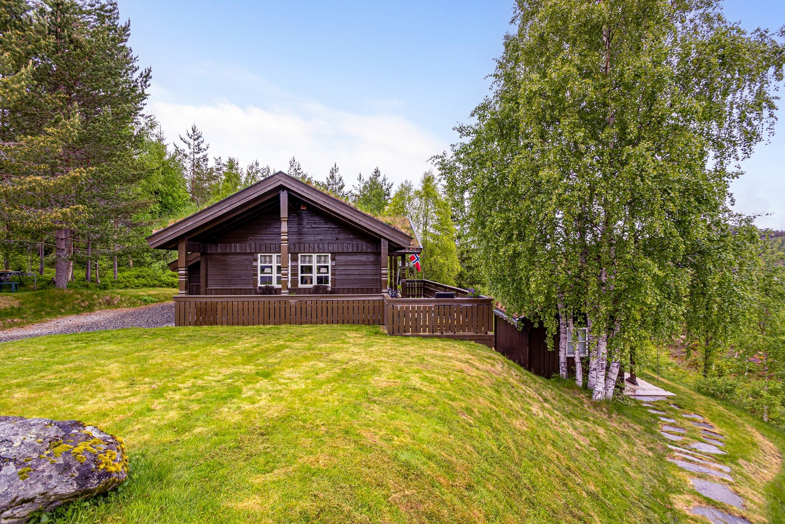 Dette er en flott helårshytte for hele familien med bilvei helt fram og et bredt utvalg av aktiviteter for både barn og voksne i nærmiljøet. Galleribilde