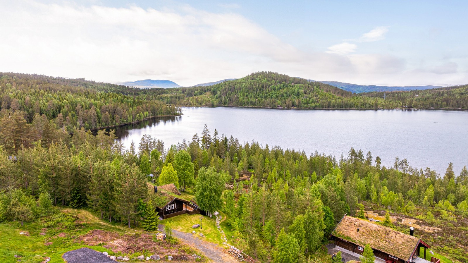 Hytta ligger i naturskjønne omgivelser, 322 moh, ved Nystulvatnet i Notodden kommune. Galleribilde