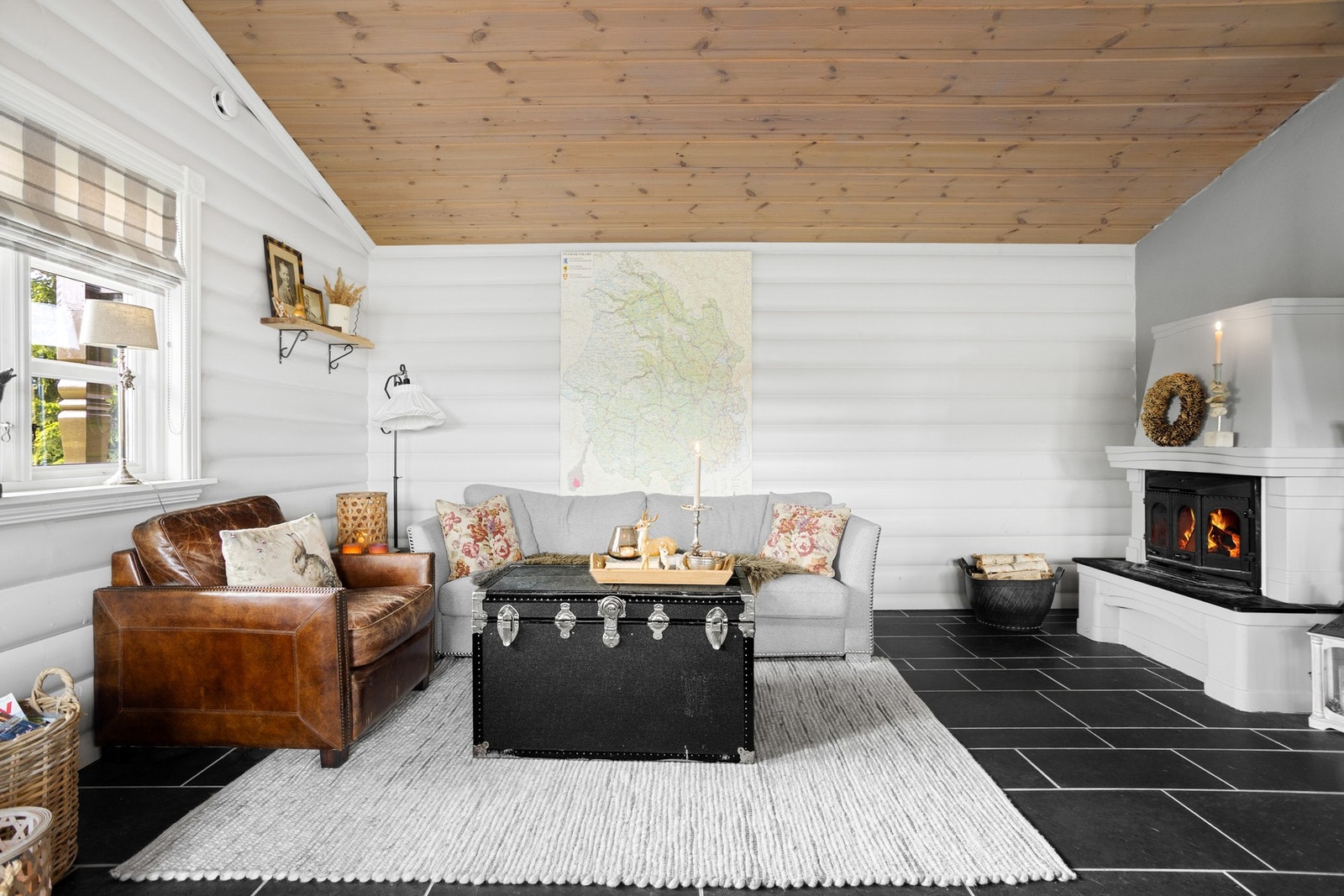 Stor peisovn som gir god og lun varme til rommet. Galleribilde