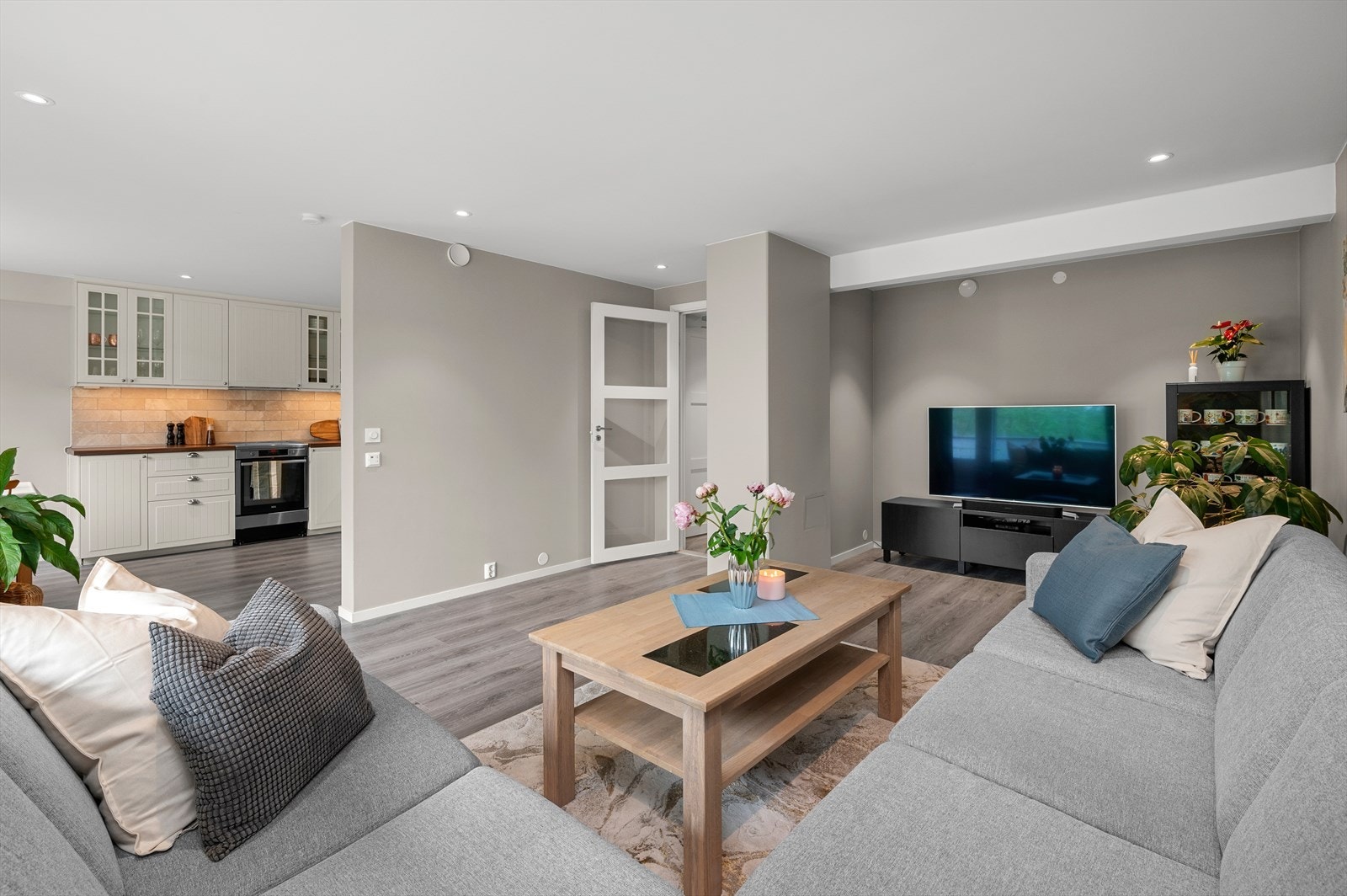 Stuen har gjennomgående harmonerende og behagelige fargevalg som skaper en rolig atmosfære. Galleribilde