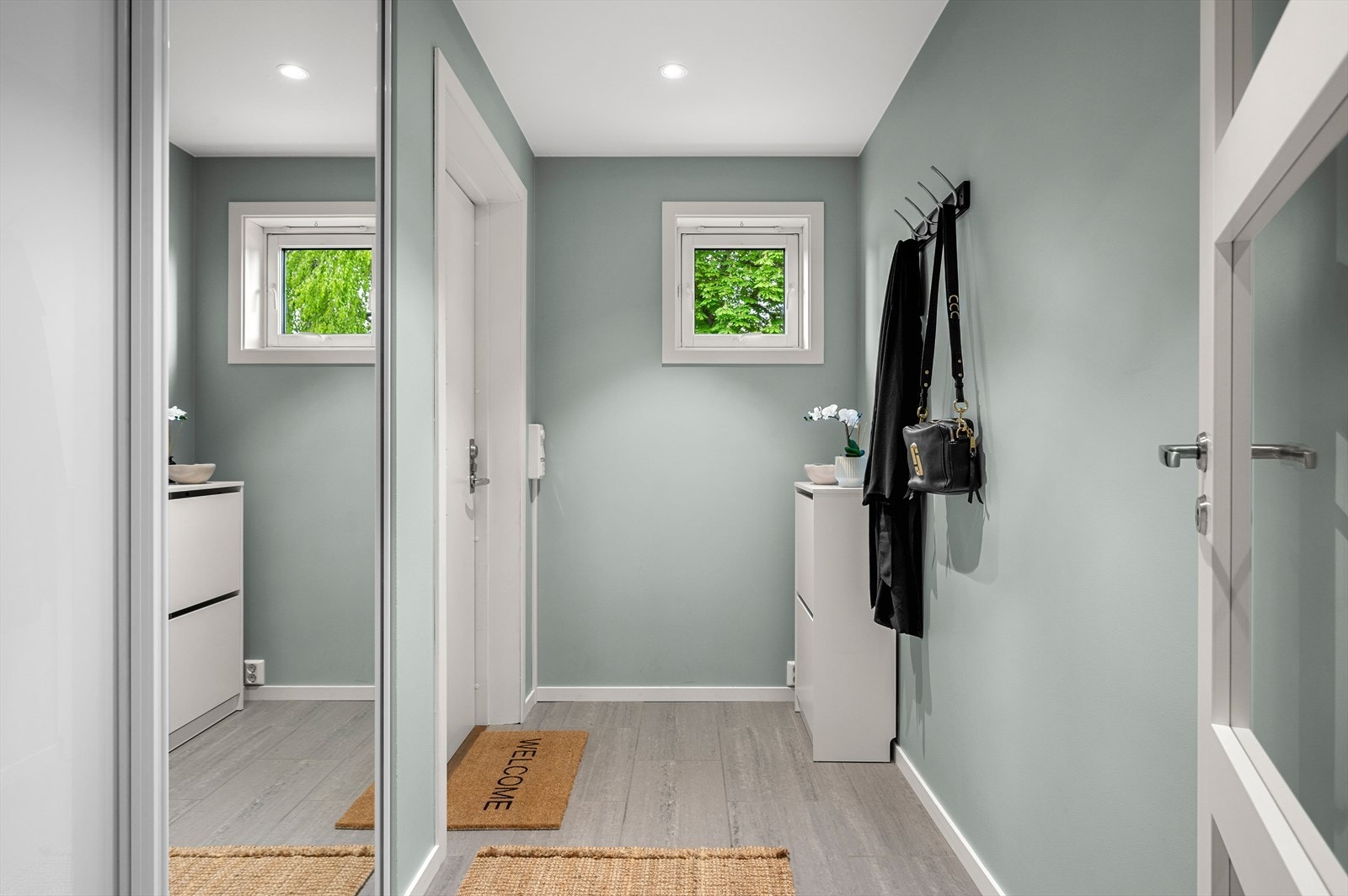 Velkommen inn! Entréen gir et godt førsteinntrykk med speildører, delikate farger og praktisk oppbevaring. Galleribilde