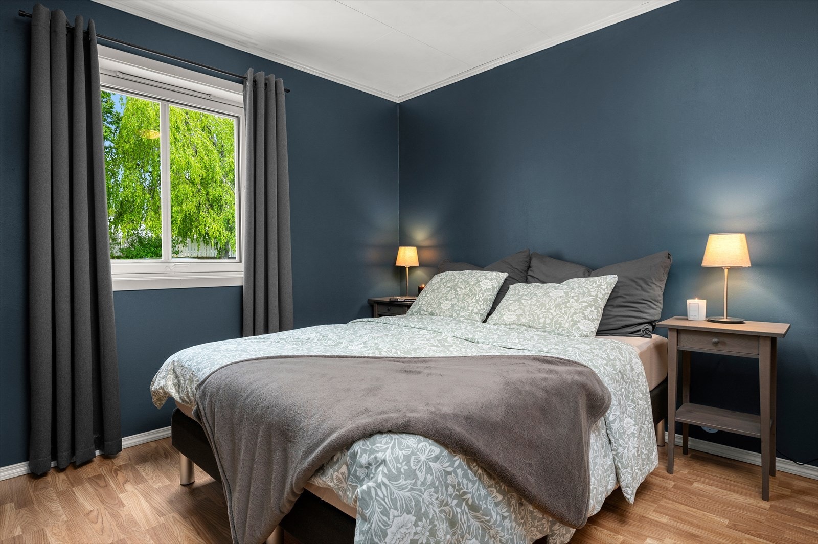 Dette soverommet er på hele 10,5 m² og har god plass til dobbeltseng. Galleribilde