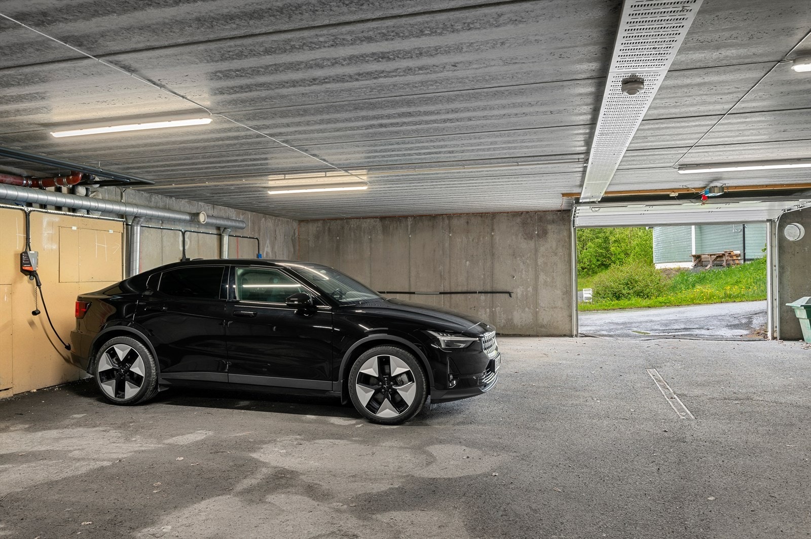 I fellesgarasjen finner du parkeringsplass med ladeanlegg montert i 2023. Galleribilde