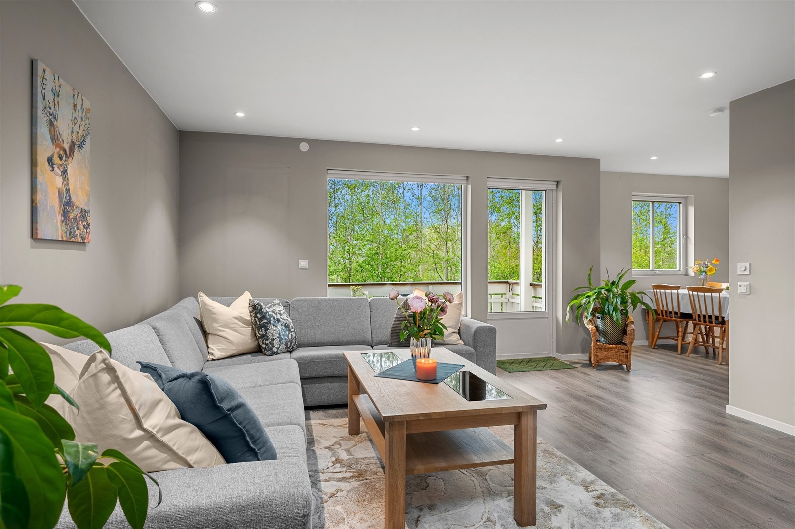 Store vindusflater i leiligheten slipper inn rikelig med naturlig lys. Galleribilde