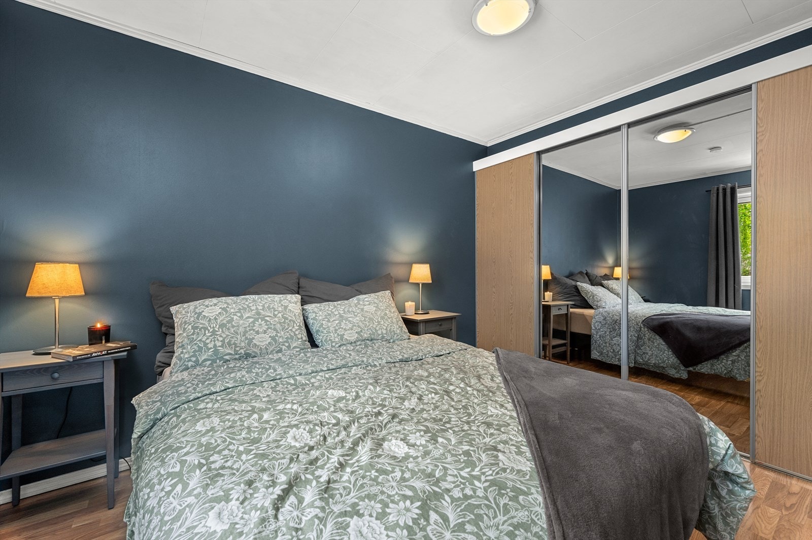 På soverommet finner du en praktisk skyvedørsgarderobe med speil og brune fronter, og godt med plass til oppbevaring. Galleribilde