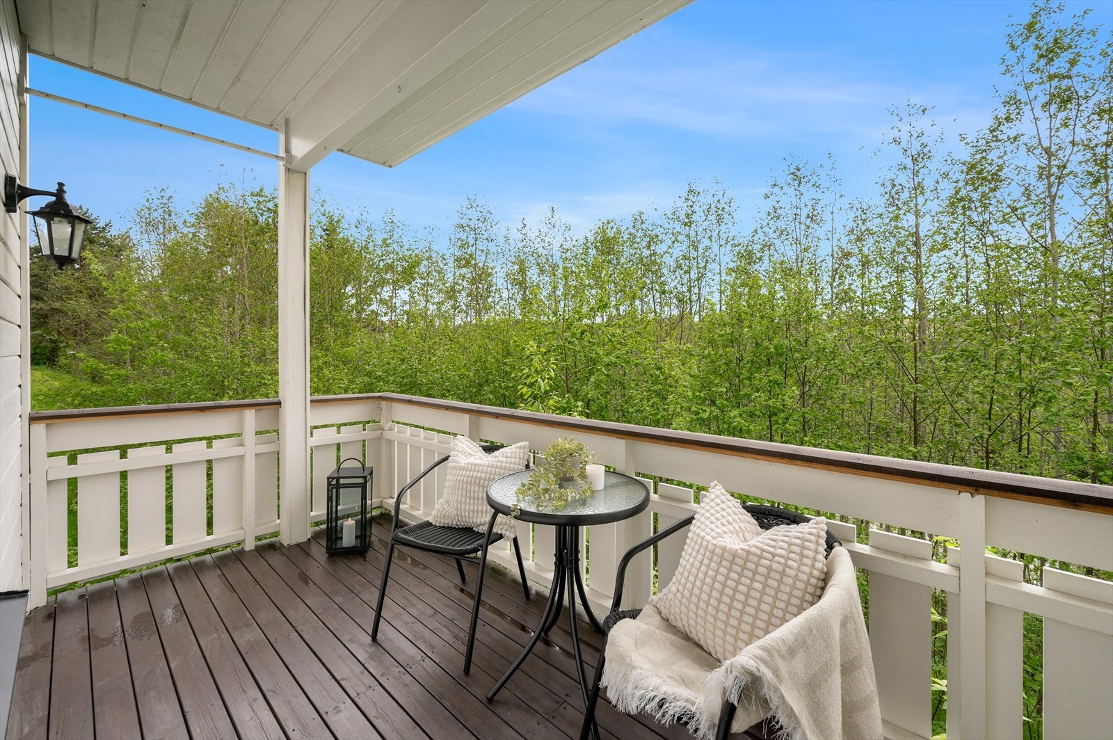 Stuen har direkte utgang til en 7,5 m² stor veranda som forlenger oppholdsrommet utendørs. Galleribilde