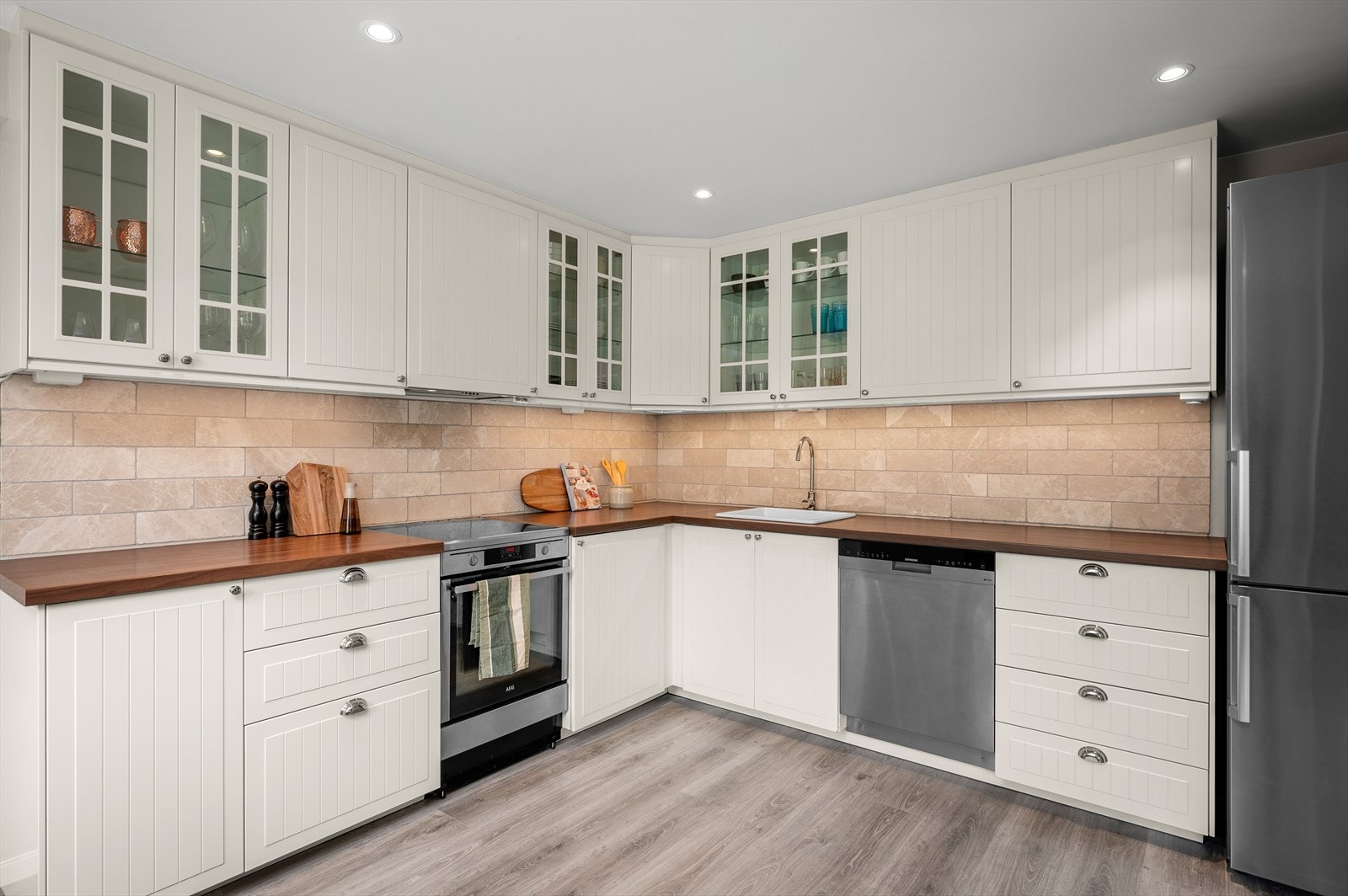 Med romslig areal på 15 m² har kjøkkenet også godt med skap- og benkeplass. Galleribilde