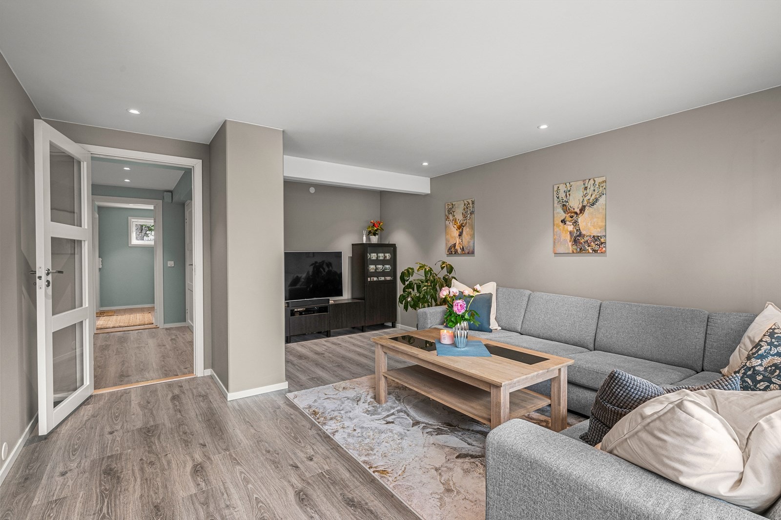 Stuen har en romslig planløsning og er på hele 23 m², noe som gir deg mange møbleringsmuligheter. Galleribilde