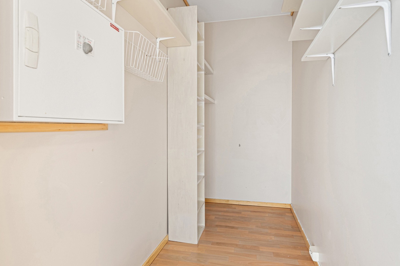 Boden måler 3,3 kvm og er svært ypperlig for ekstra lagringsplass! Utover dette har du også ekstern bod i byggets kjeller. Galleribilde