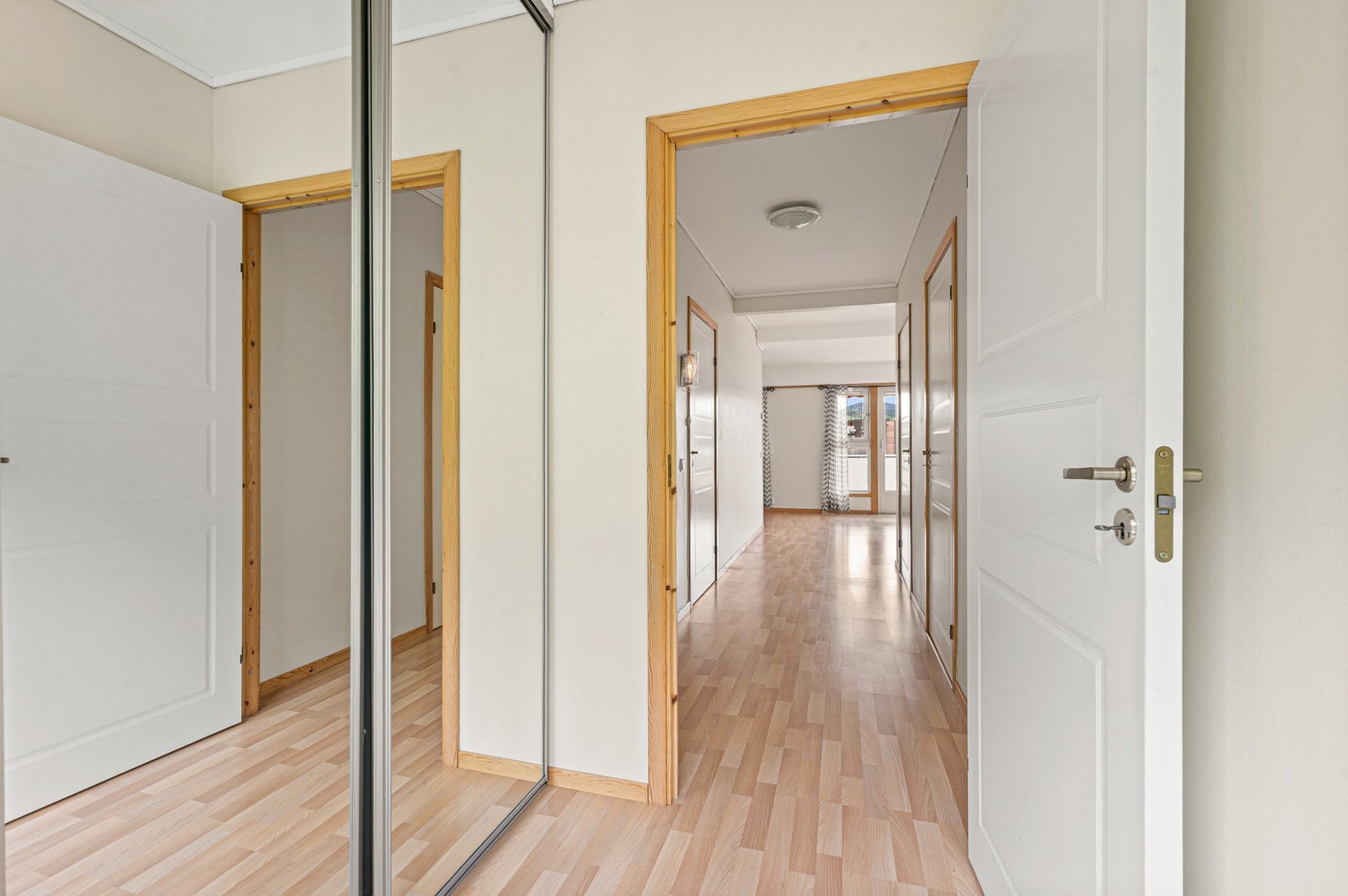 Adskilt entré måler 2,9 kvm. Entreen er innredet med en skyvedørsgarderobe som gir godt med lagringsplass for yttertøy og sko. Galleribilde