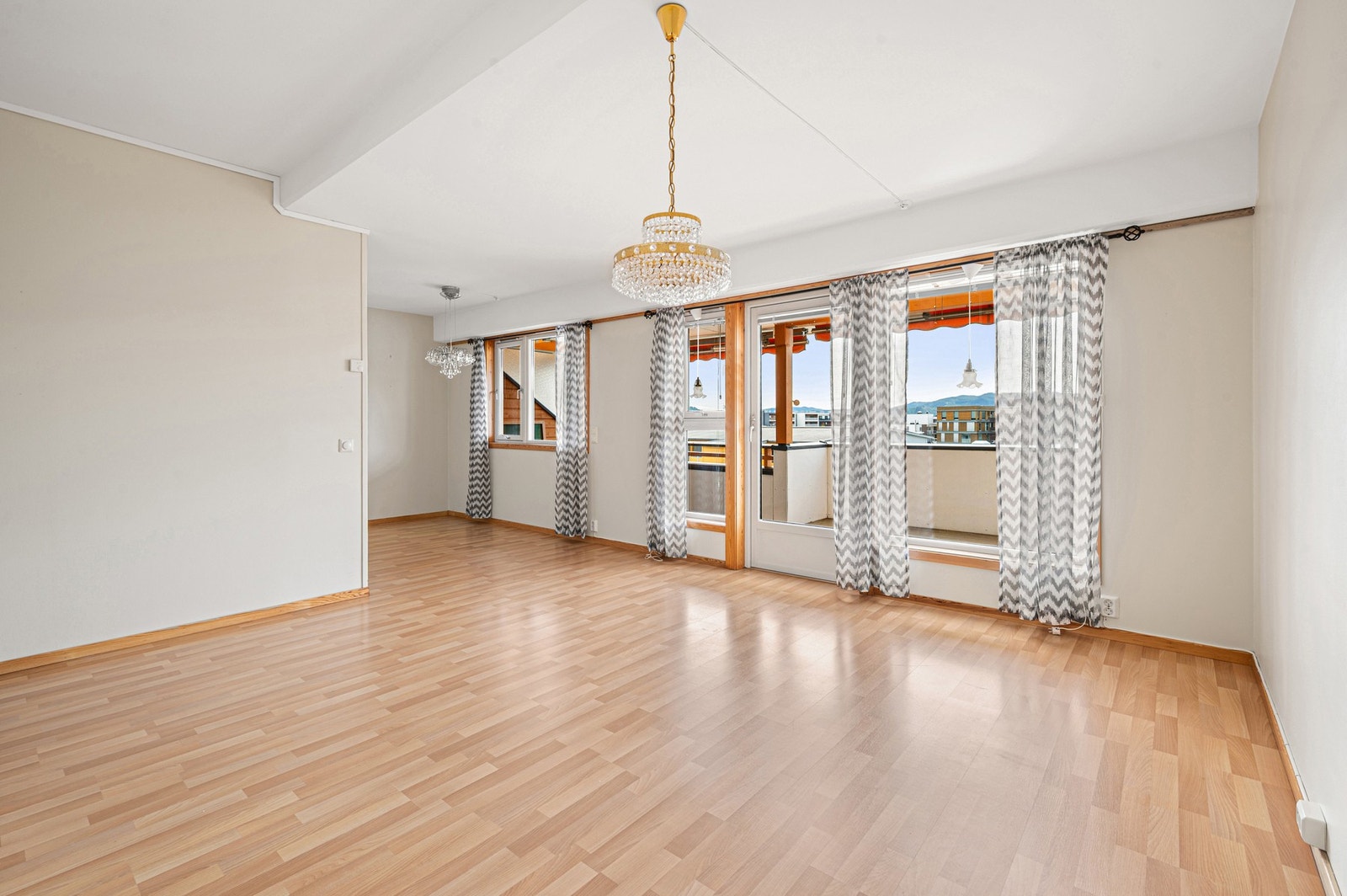 Leiligheten har også parkeringsplass og ekstern bod i felles kjeller. Galleribilde