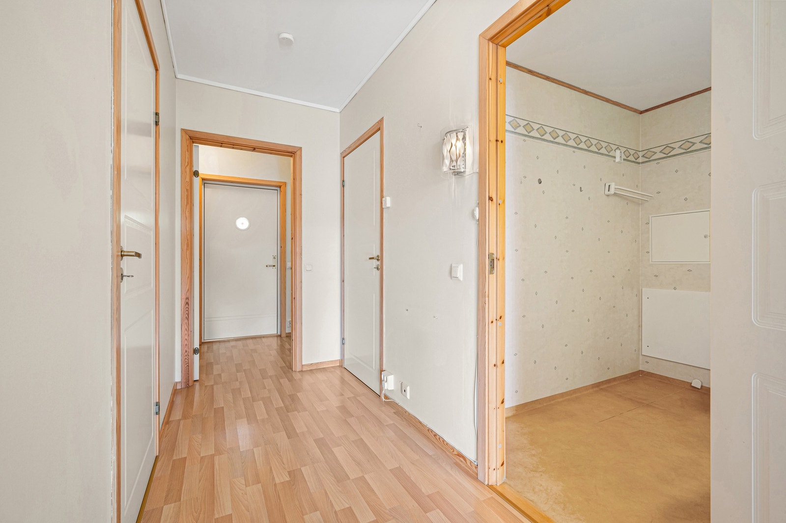 Fra stuen har du adgang til bad og soverom 1 på din høyre hånd, og innvendig bod og soverom 2 på din venstre hånd. Galleribilde