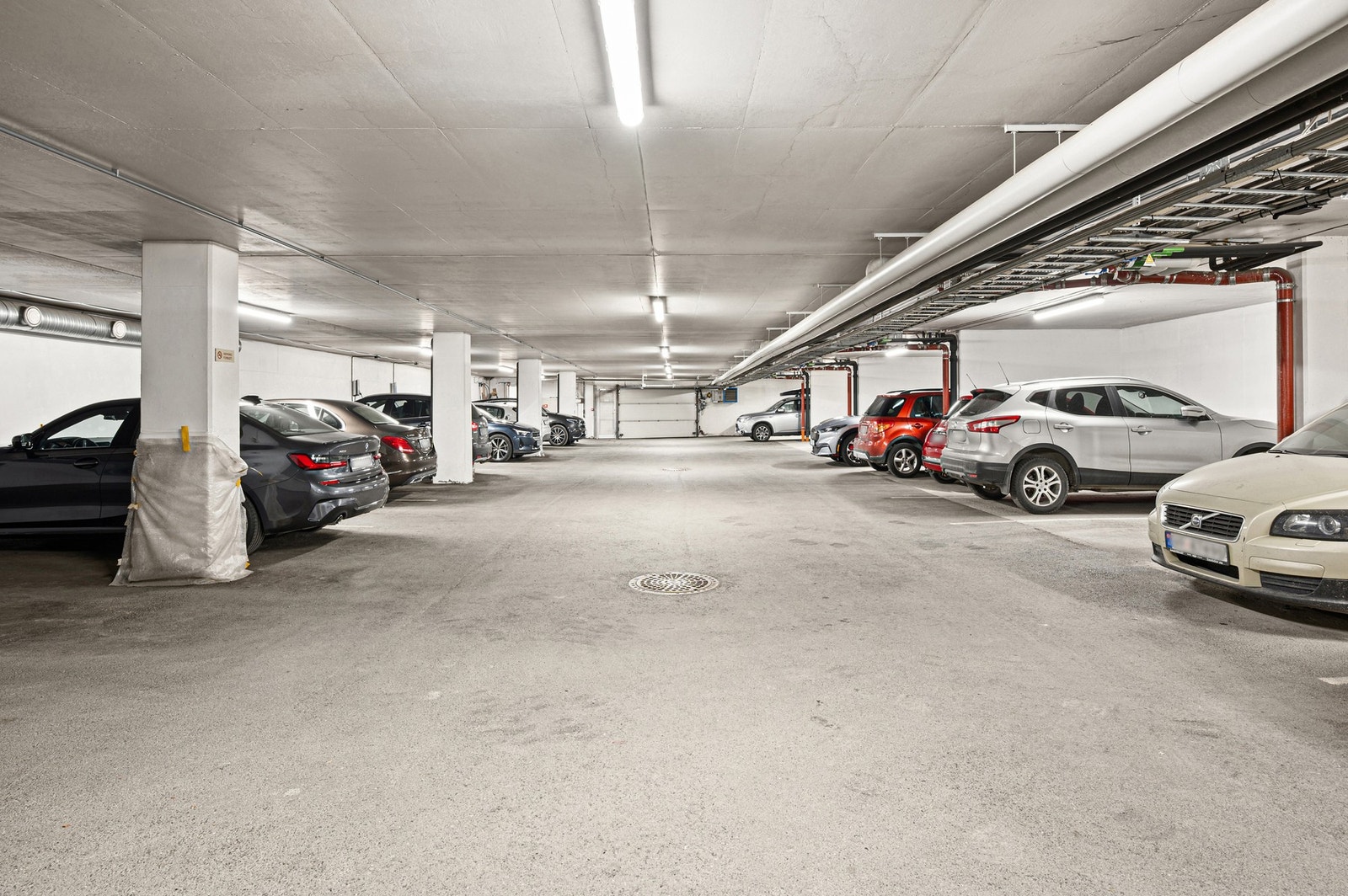 Det medfølger en parkeringsplass i felles garasjeanlegg. Galleribilde