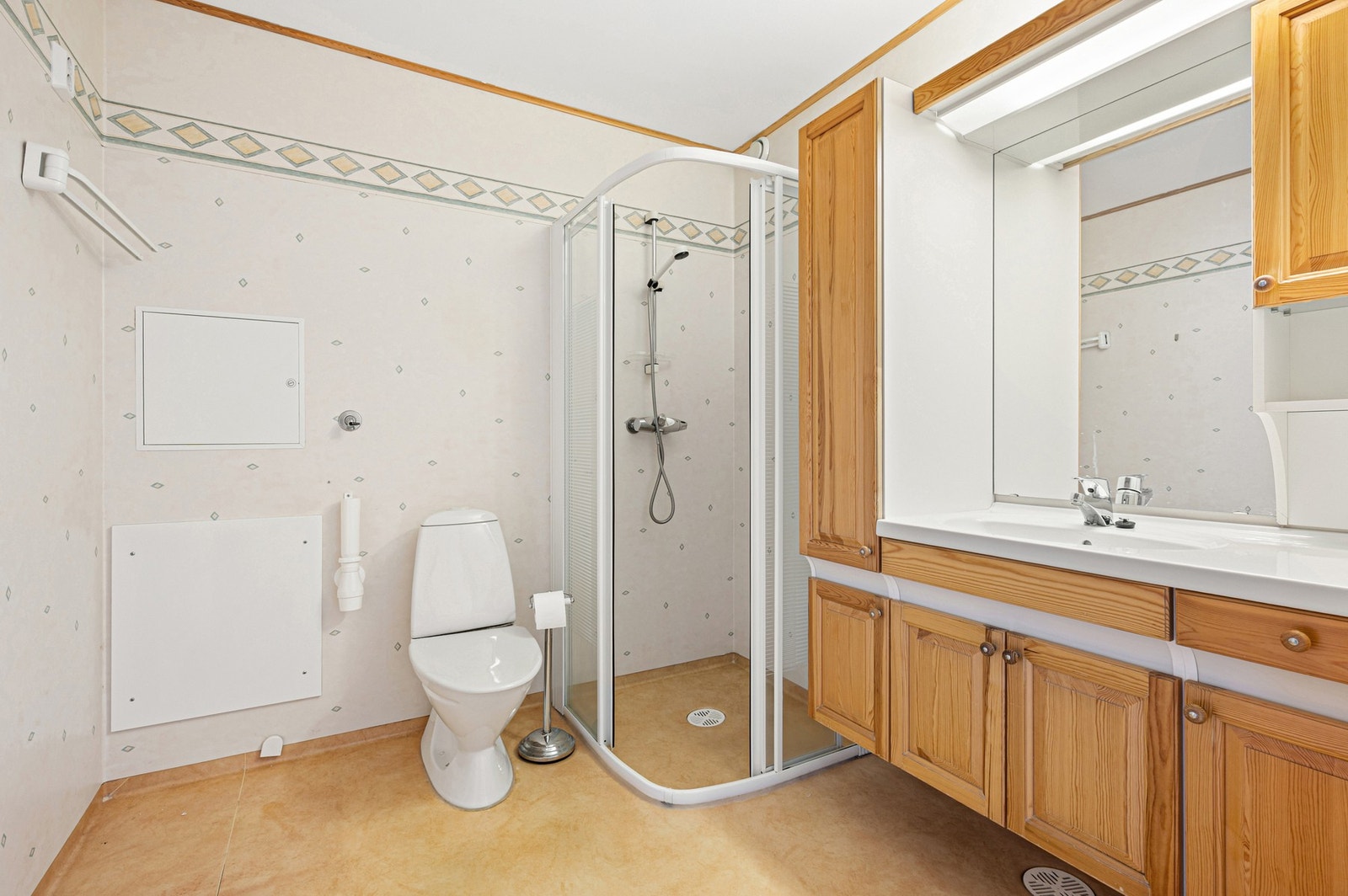 Badet måler 4,9 kvm. I gulvet har du vannbåren gulvvarme. Galleribilde