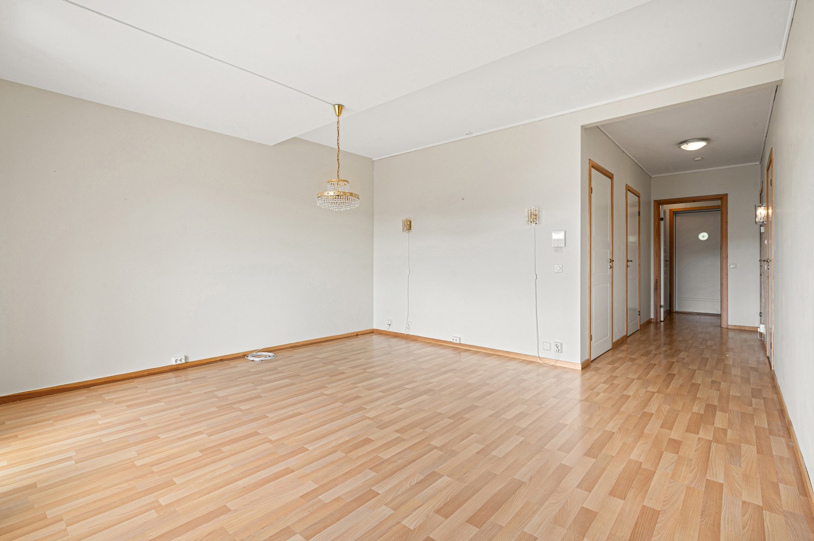Slitesterkt laminatgulv er gjennomgående i store deler av leiligheten. I gulvet har du vannbåren gulvvarme. Galleribilde