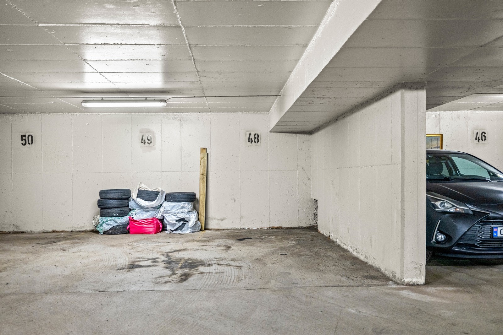 Det medfølger garasjeplass i felles kjelleranlegg. Mulighet for å installere elbillader. Galleribilde