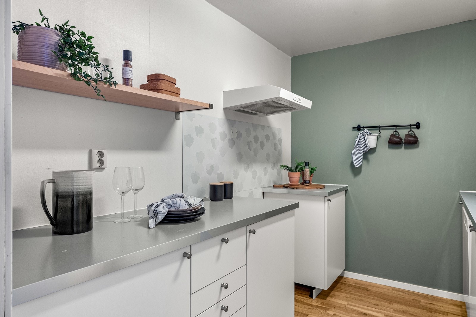 Kjøkkenet har slette fronter og laminat benkeplate. Galleribilde