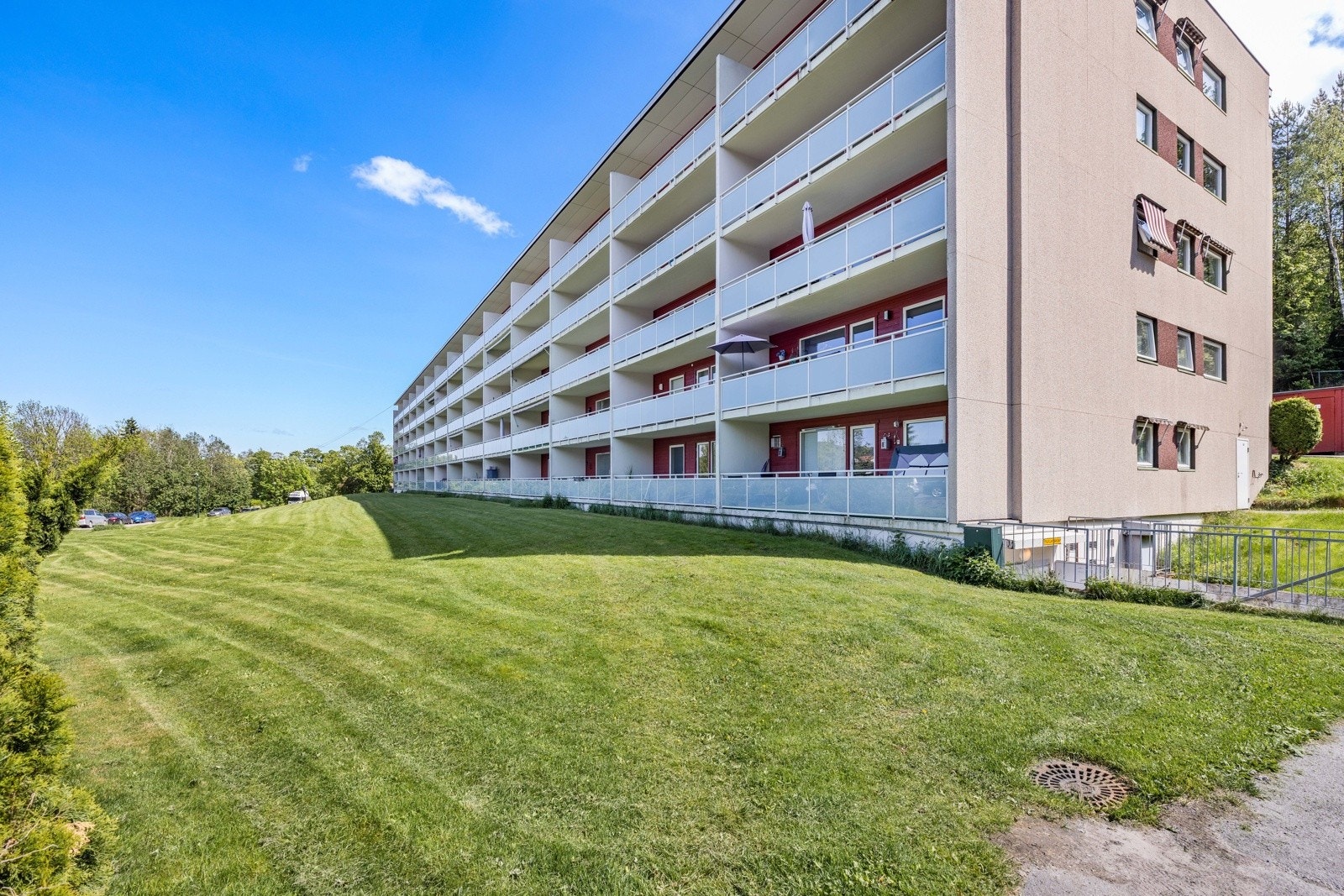 Boligen ligger i et rolig område med hyggelige naboer og godt bomiljø Galleribilde