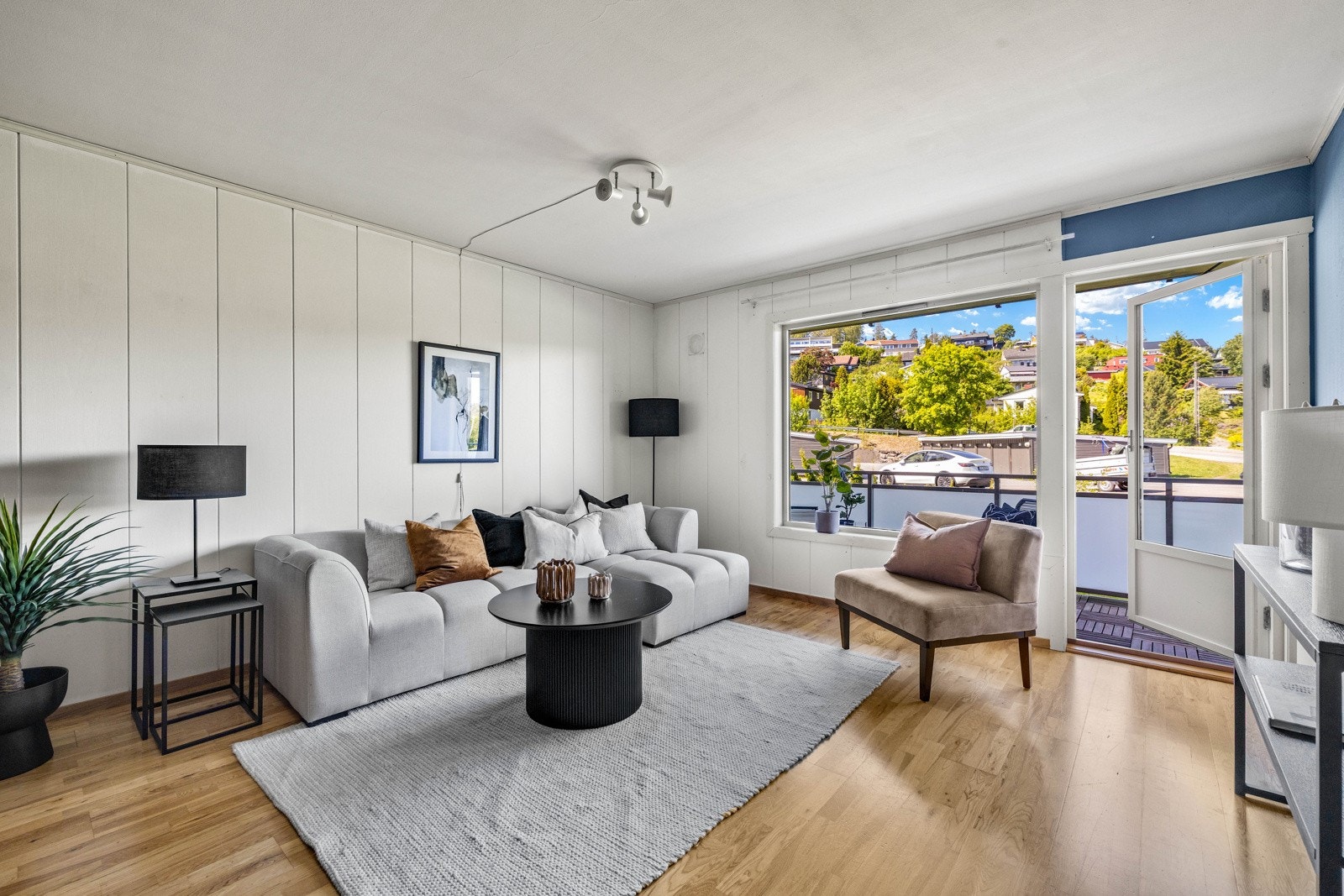 Godt lysinnslipp og utgang til balkong. Galleribilde