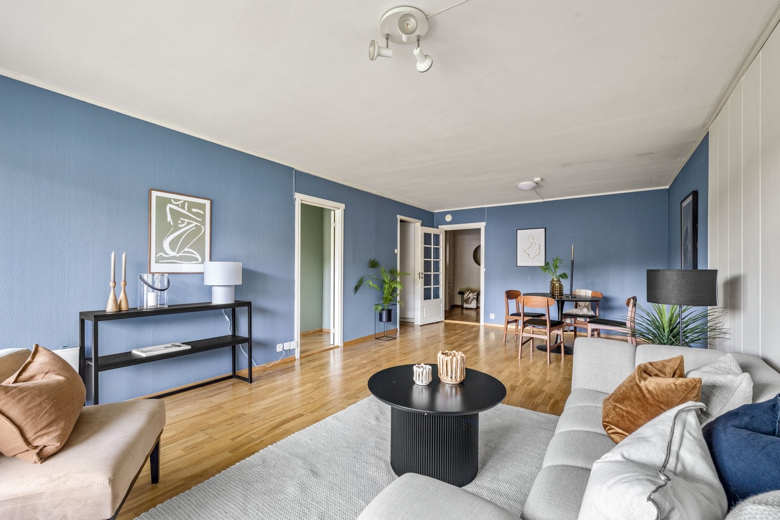 Det er lagt parkettgulv i alle oppholdsrom. Galleribilde