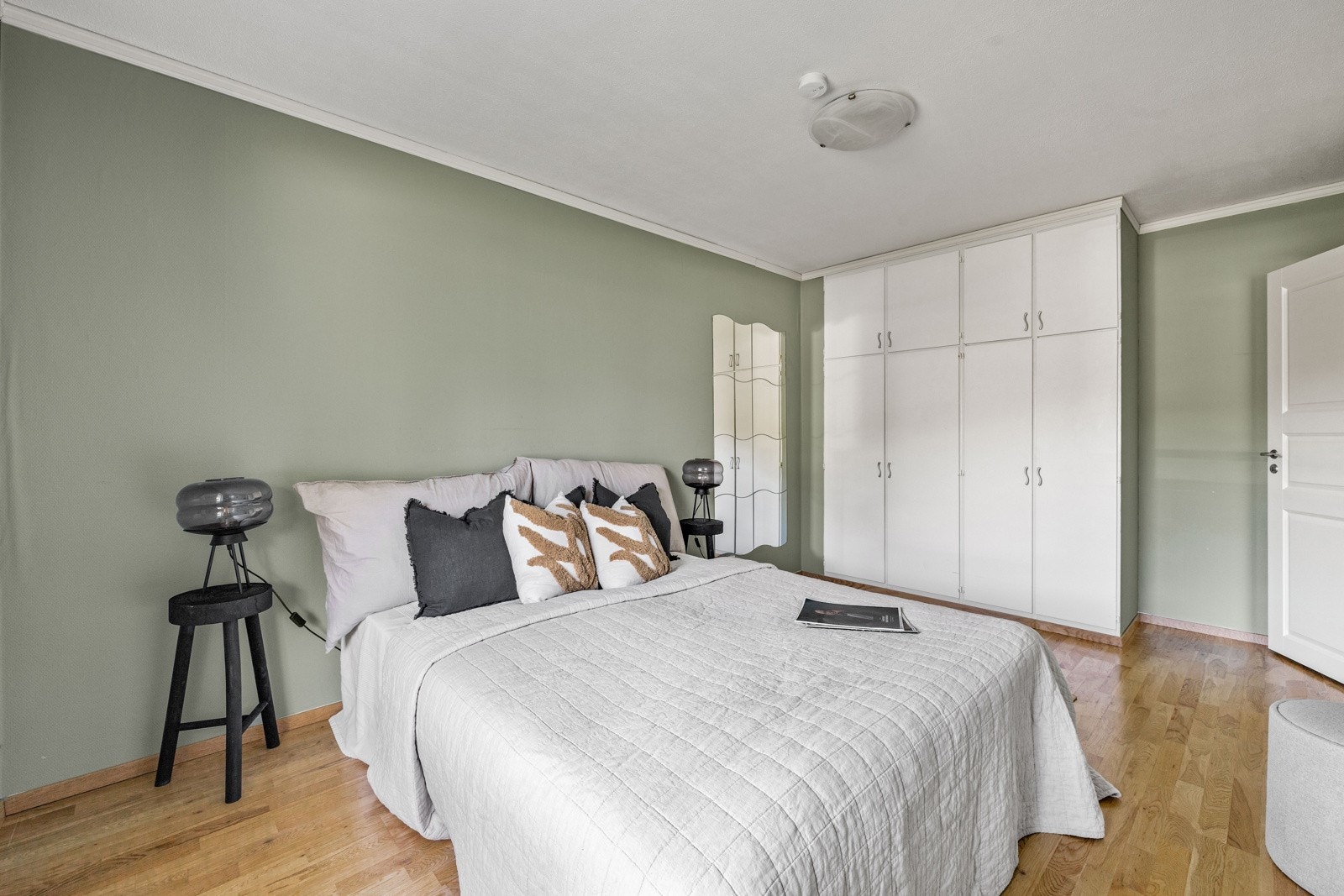 Det er plassbygd skap langs én vegg, samt plass til eksta kommode eller skap hvis ønskelig. Galleribilde