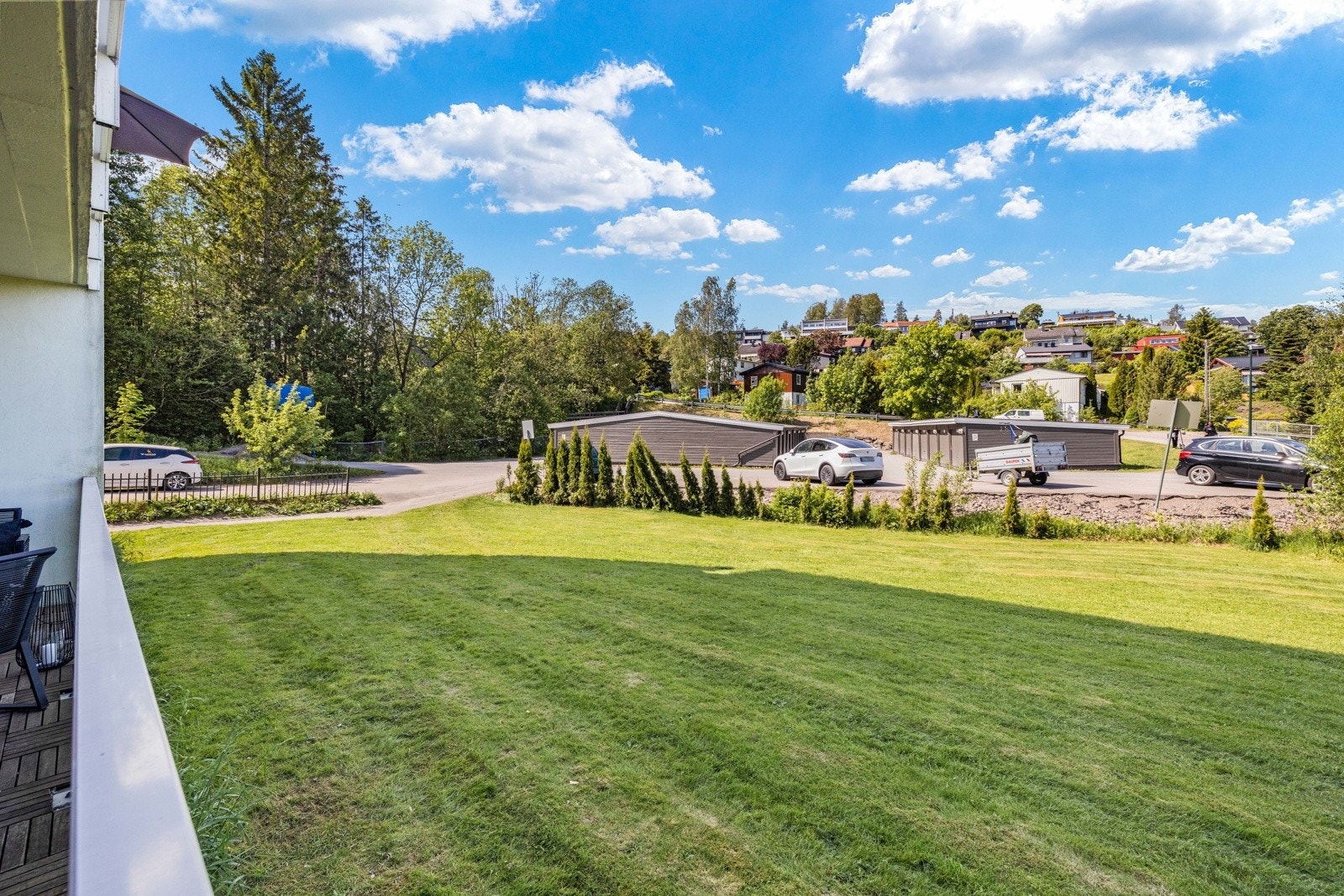 Vendt mot stille og rolig fellesområde, nær marka og likevel sentralt på Hagan. Galleribilde