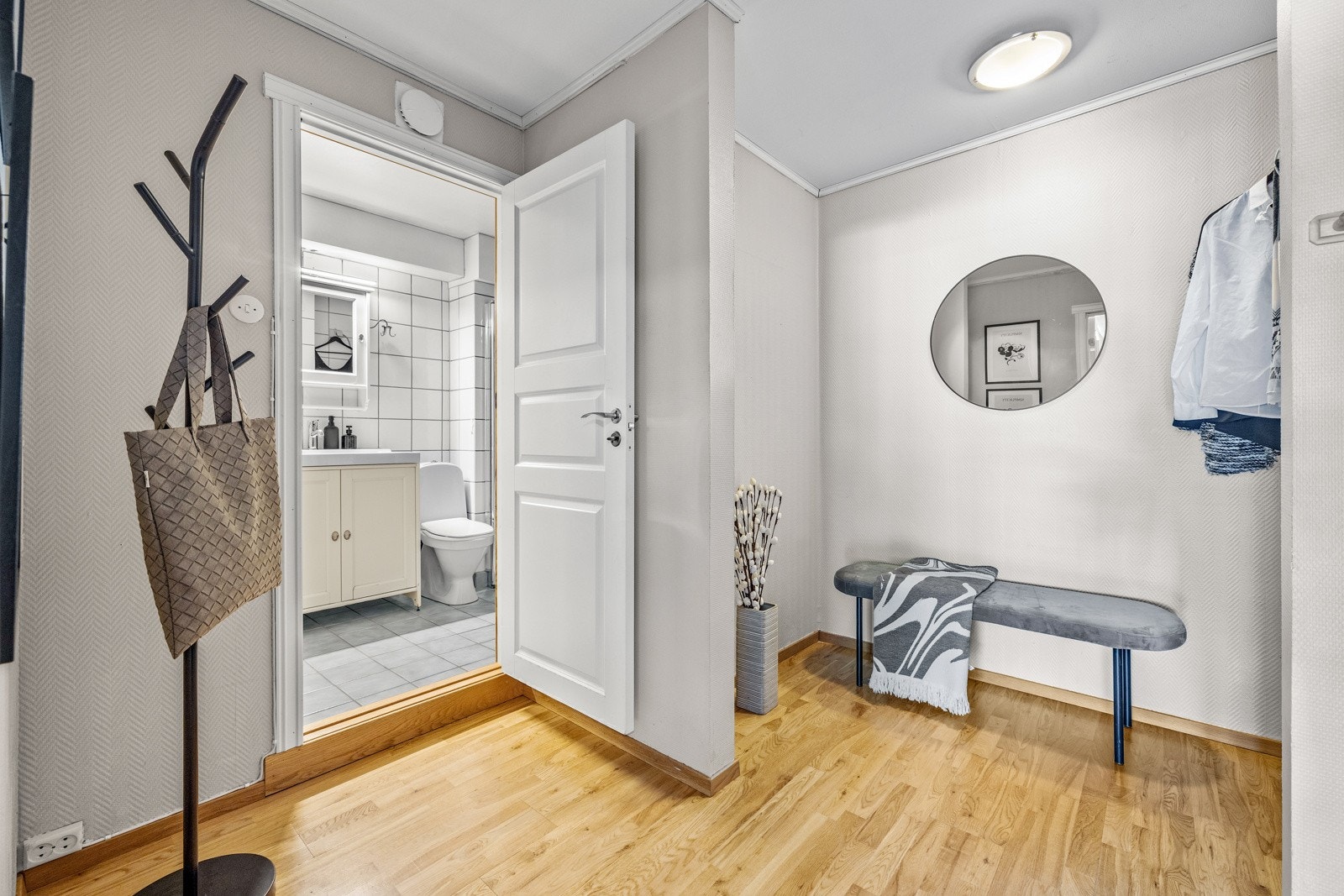 Lys og hyggelig entré med plass til yttertøyet. Galleribilde