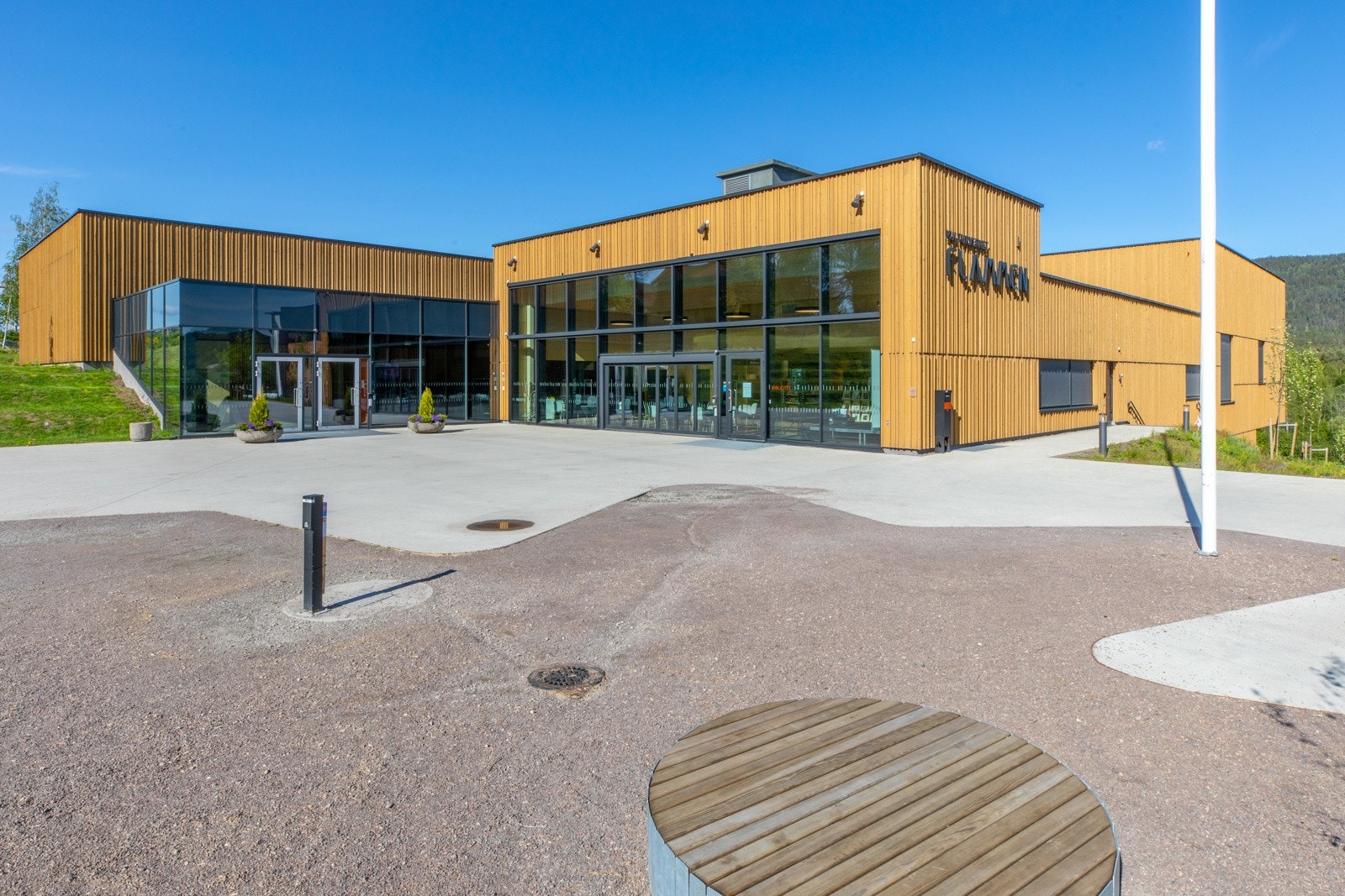 Tar du turen til Rotnes kan du besøke Kulturverket Flammen og Mosenteret. Galleribilde