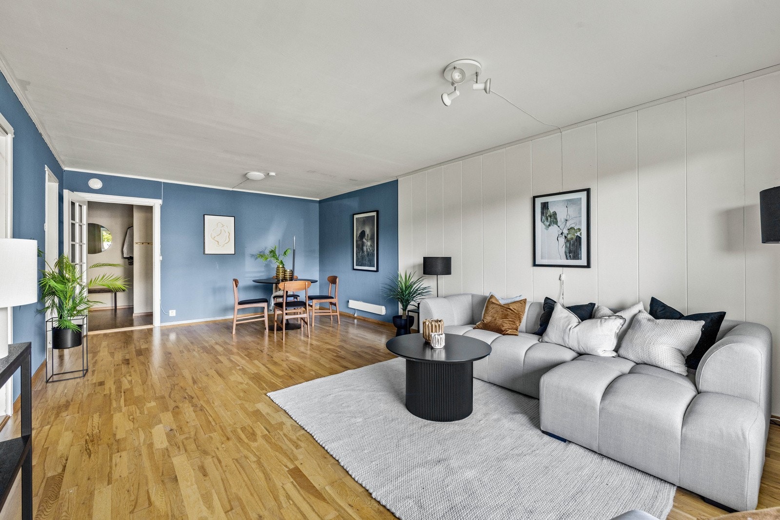 Leiligheten har romslig allrom med god plass til å innrede sofagruppe og spisebord. Galleribilde