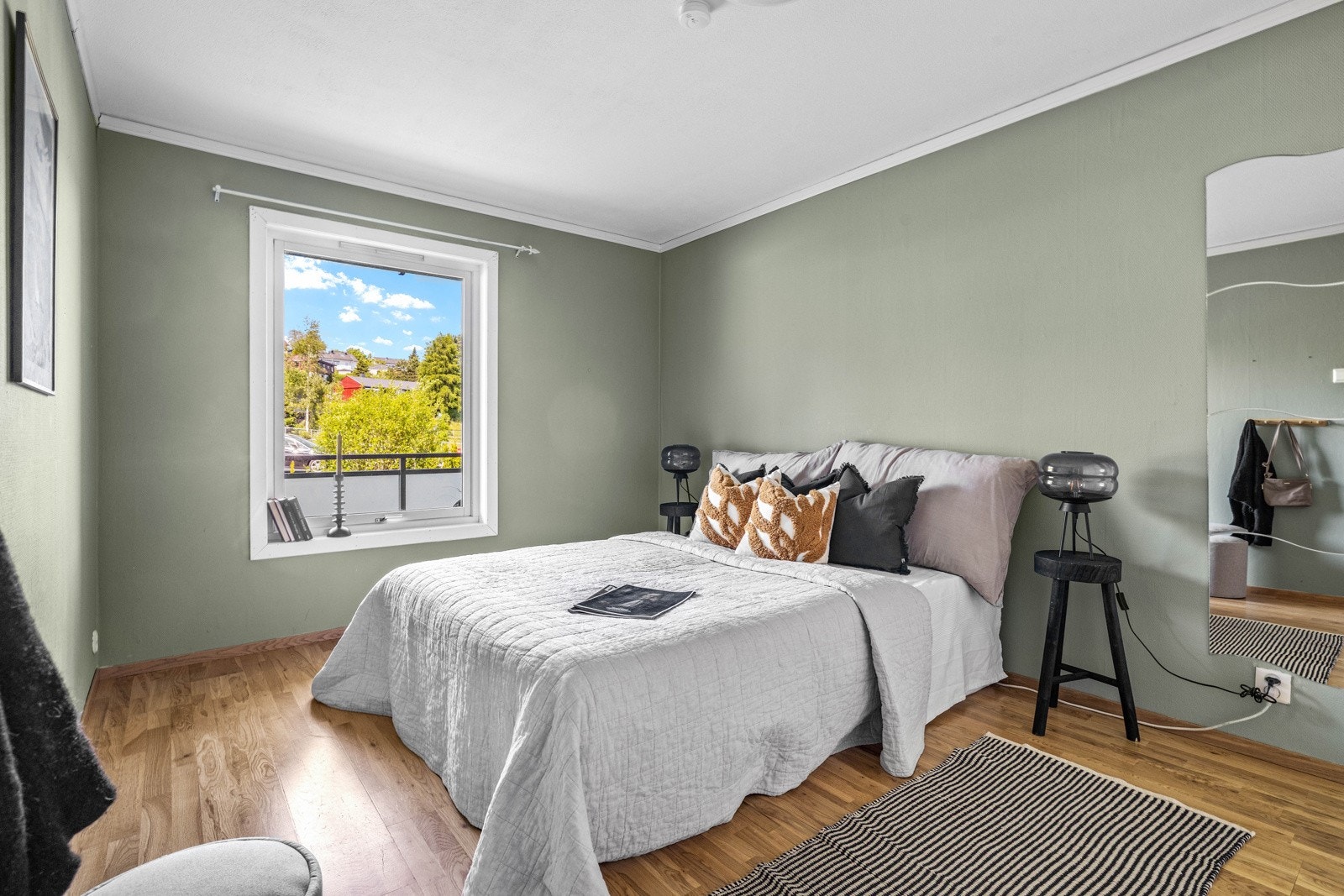 Stort og lyst soverom med god plass til dobbeltseng og nattbord. Galleribilde