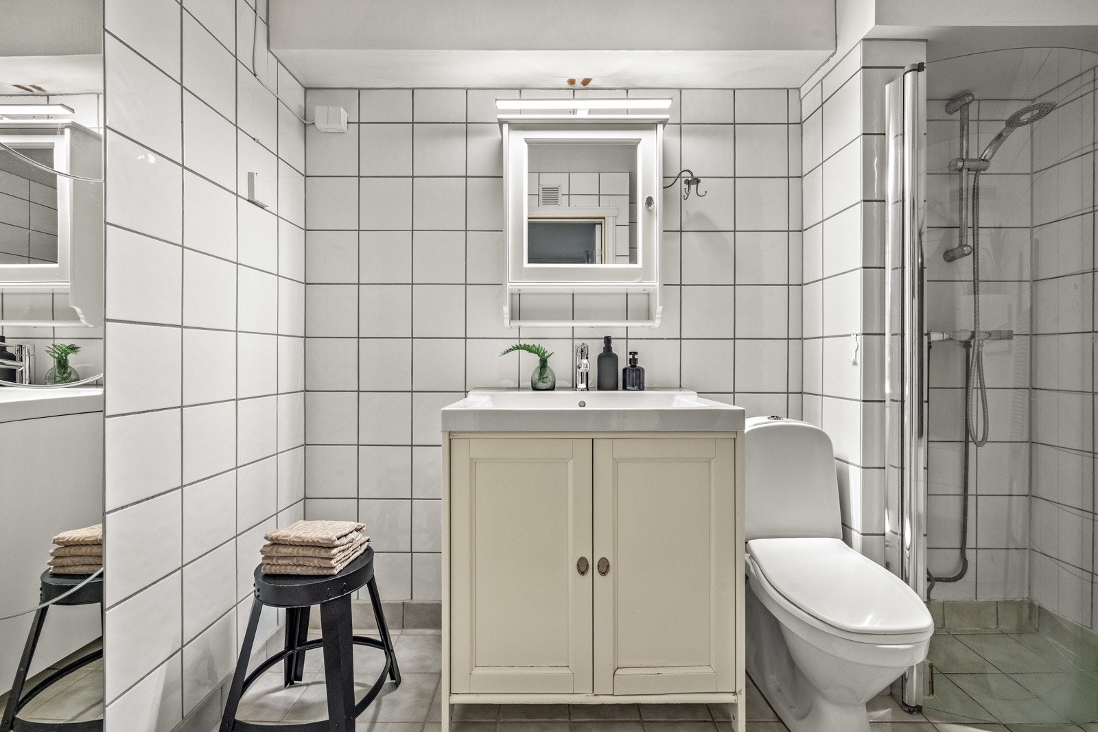 Flislagt bad med opplegg for vaskemaskin. Galleribilde