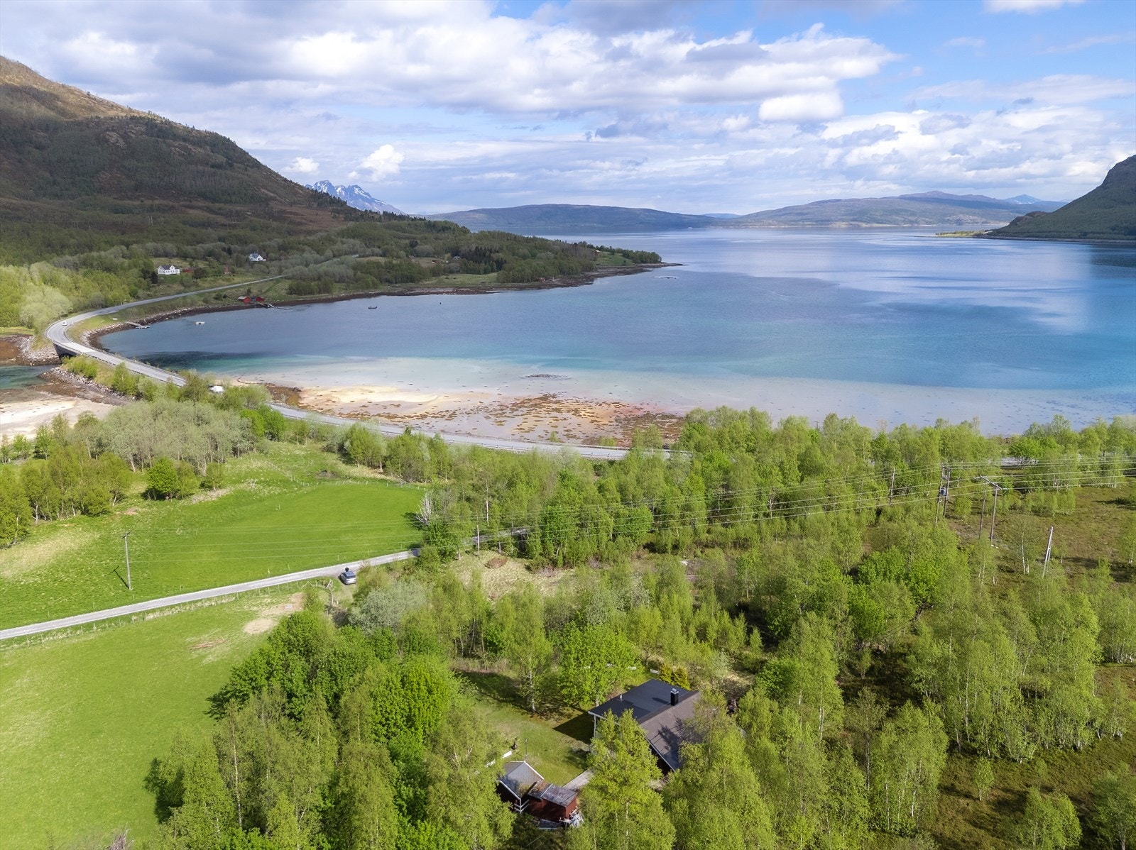 Eiendommen har tilbaketrukket og solrik beliggenhet, kun 200 meter fra havet og fylkesvei. Galleribilde