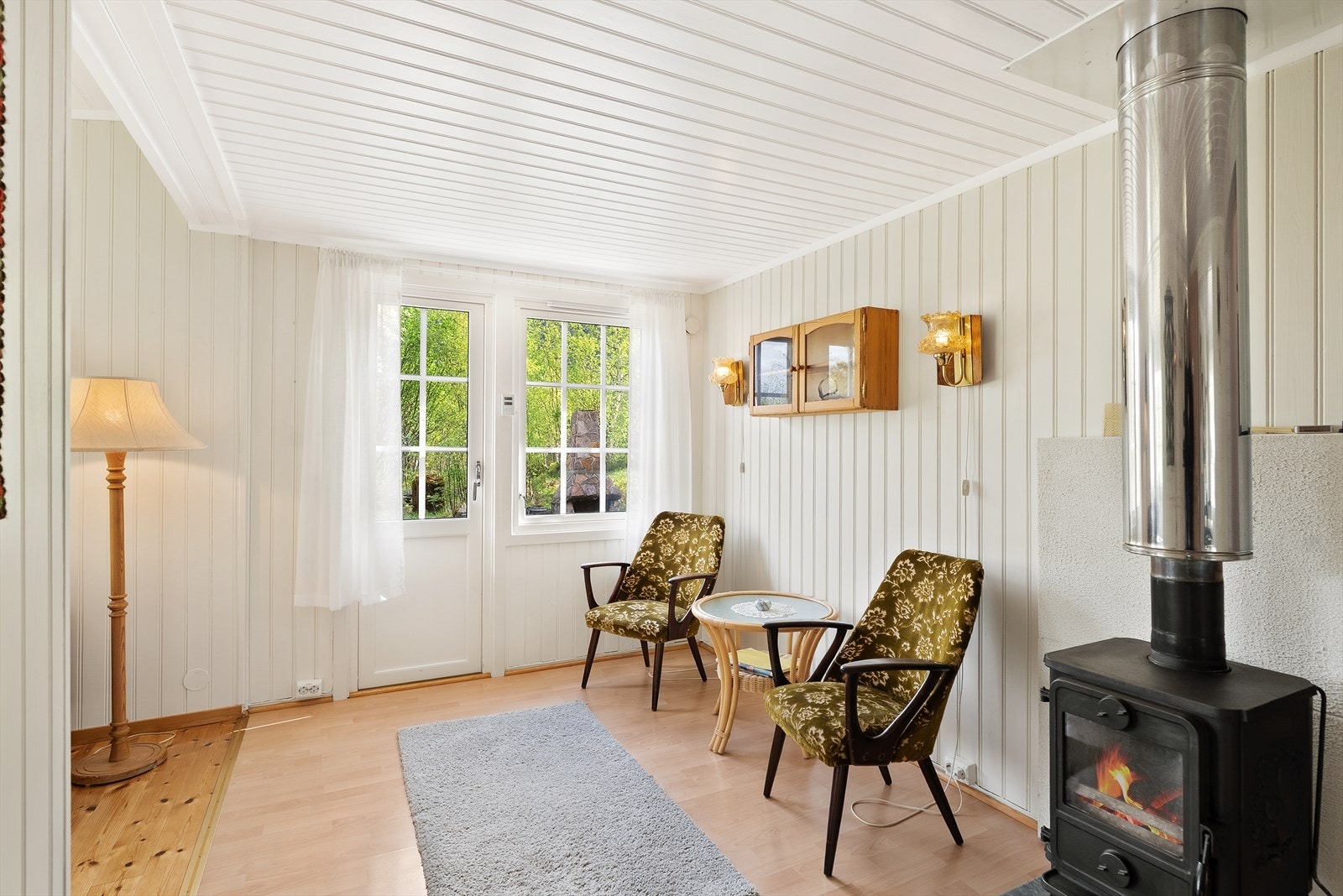 Hytten består av vindfang, stue, kjøkken, to soverom, og enkelt innredet baderom med forbrenningstoalett. Galleribilde