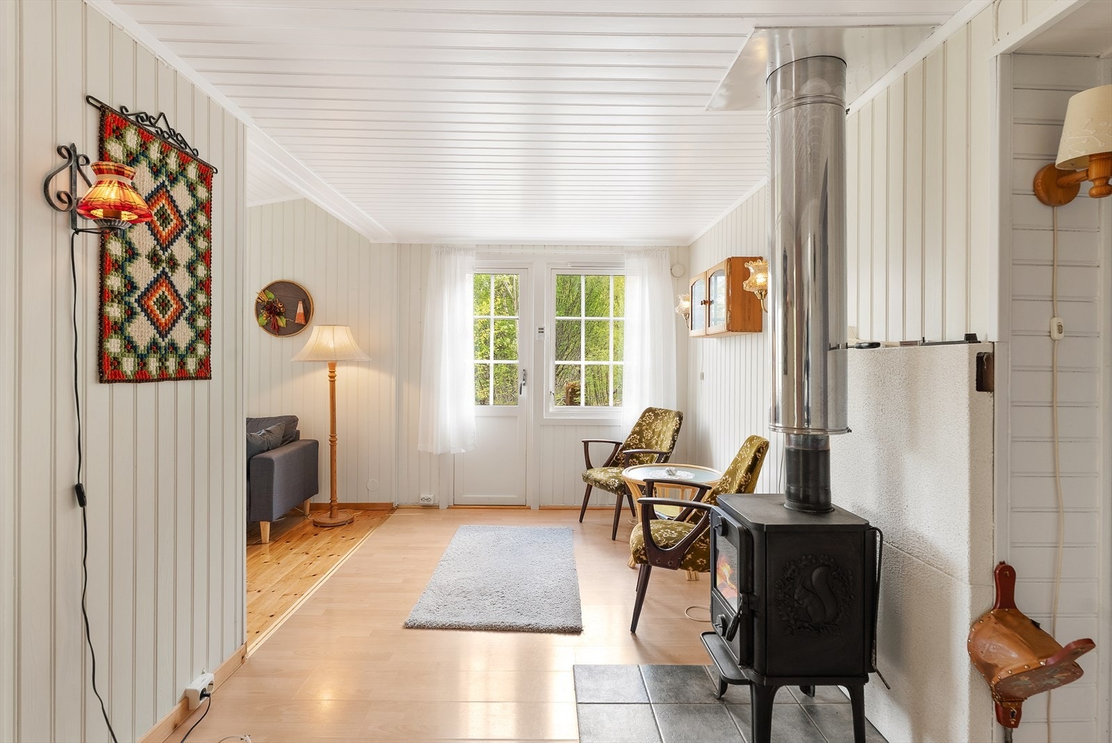 En gjennomgående tradisjonell hyttestil med panel og sprossede vinduer gir en trivelig og lun atmosfære. Galleribilde