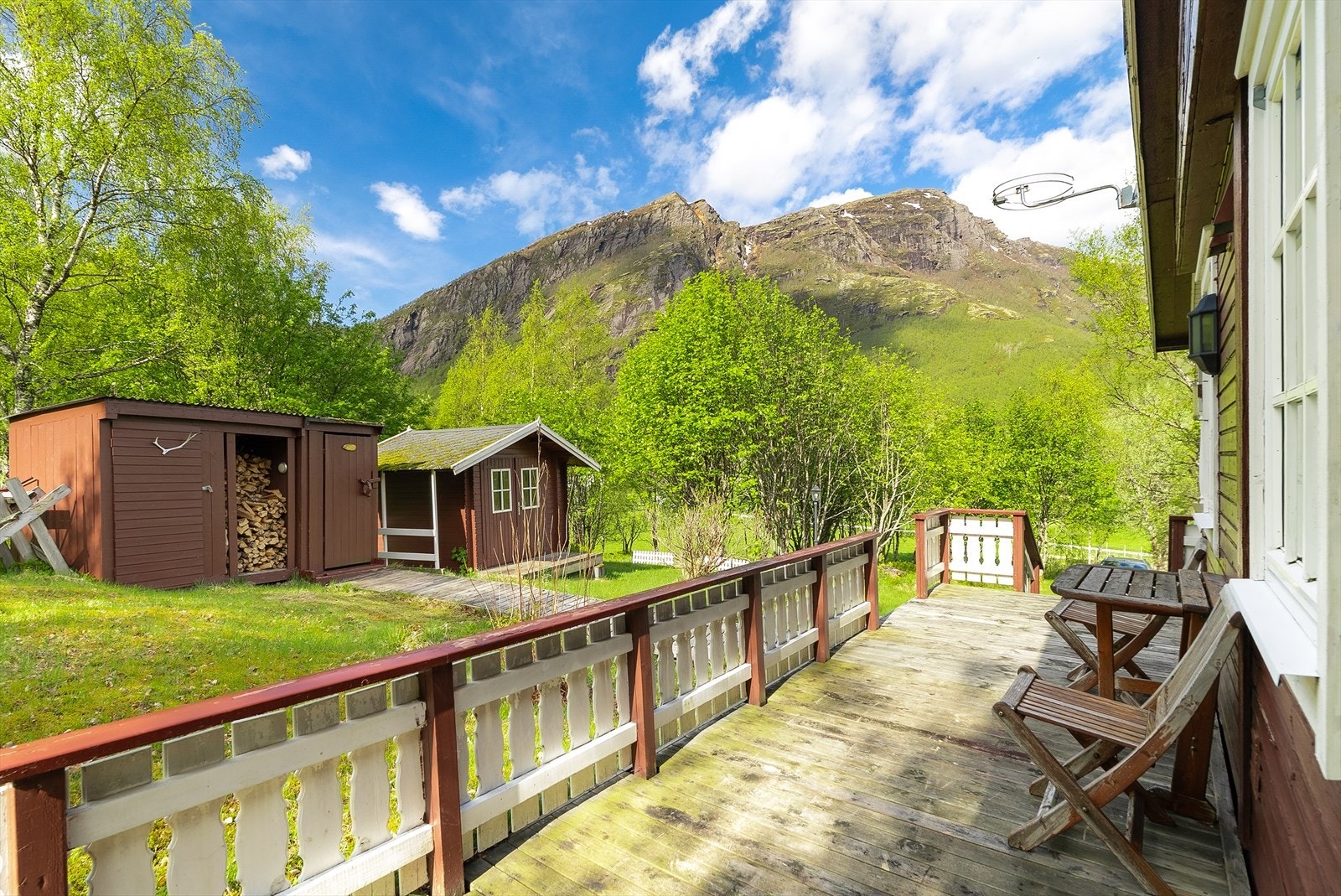 Vannledning inn i boligen er hageslange i plast som er lagt på terrenget fra vannpost på naboeiendom. Denne er ikke frostsikret og benyttes kun i sommerhalvåret. Avløp fra vasker inne i hytta går til terrenget, gråvannsrenseanlegg er ikke etablert. Galleribilde
