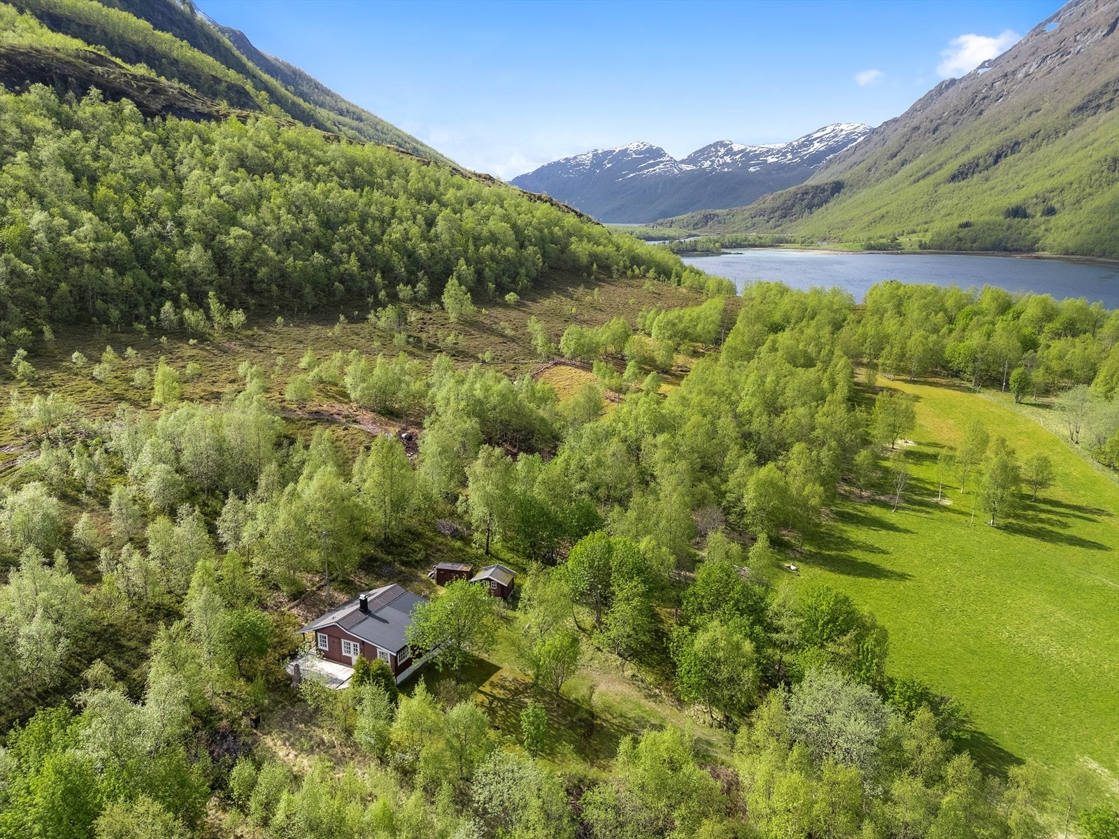 Tettstedet Innhavet i Hamarøy kommune ligger ca 26 km unna. På Innhavet er det dagligvarebutikk, bensinstasjon, hotell, svømmebasseng, skole og barnehage og bussforbindelse nordover og sørover. Galleribilde