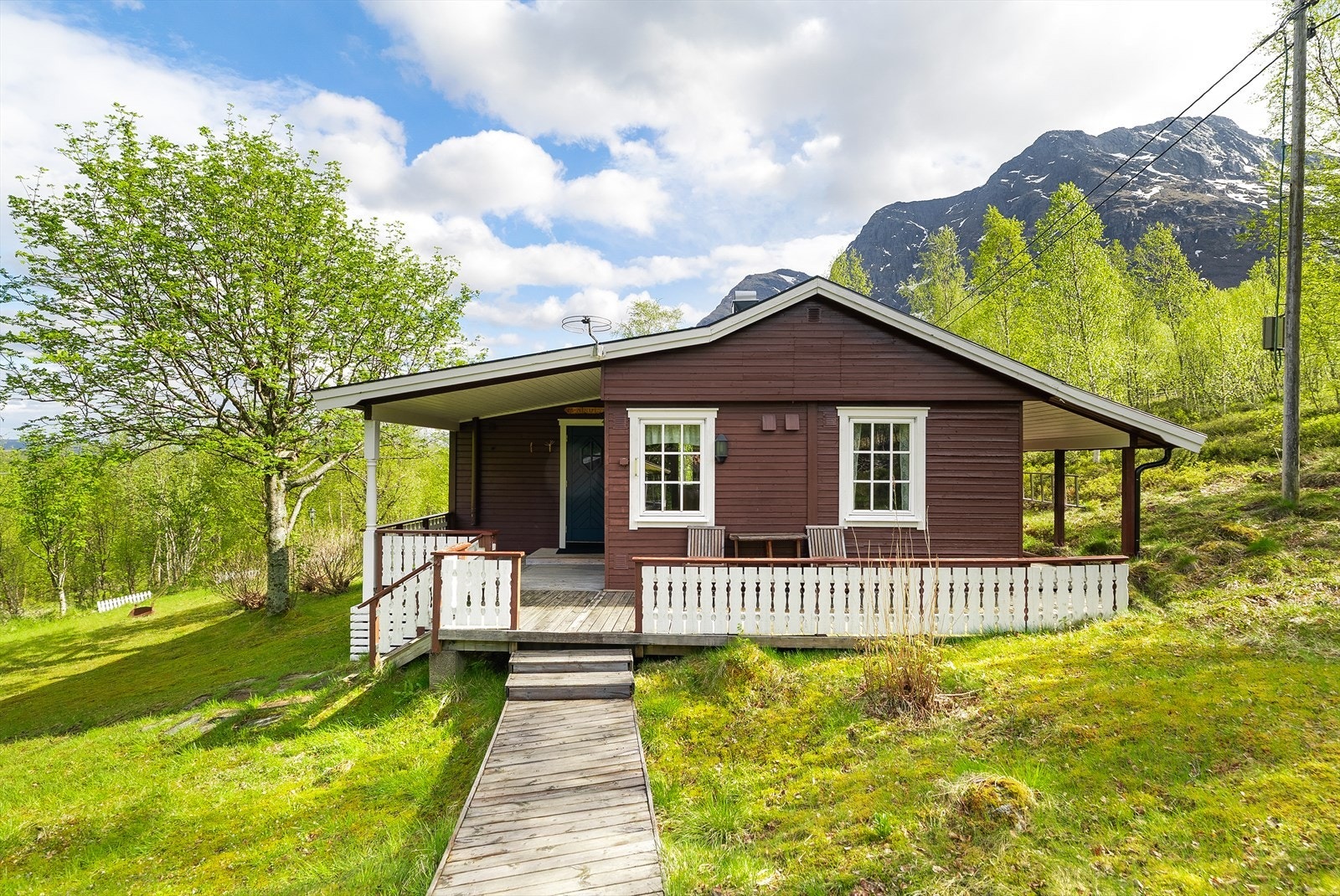 Tomten er solrik og fin, noe hellende terreng mot nord og området rundt hytta er opparbeidet med plen og har noe spredt vegetasjon. Galleribilde