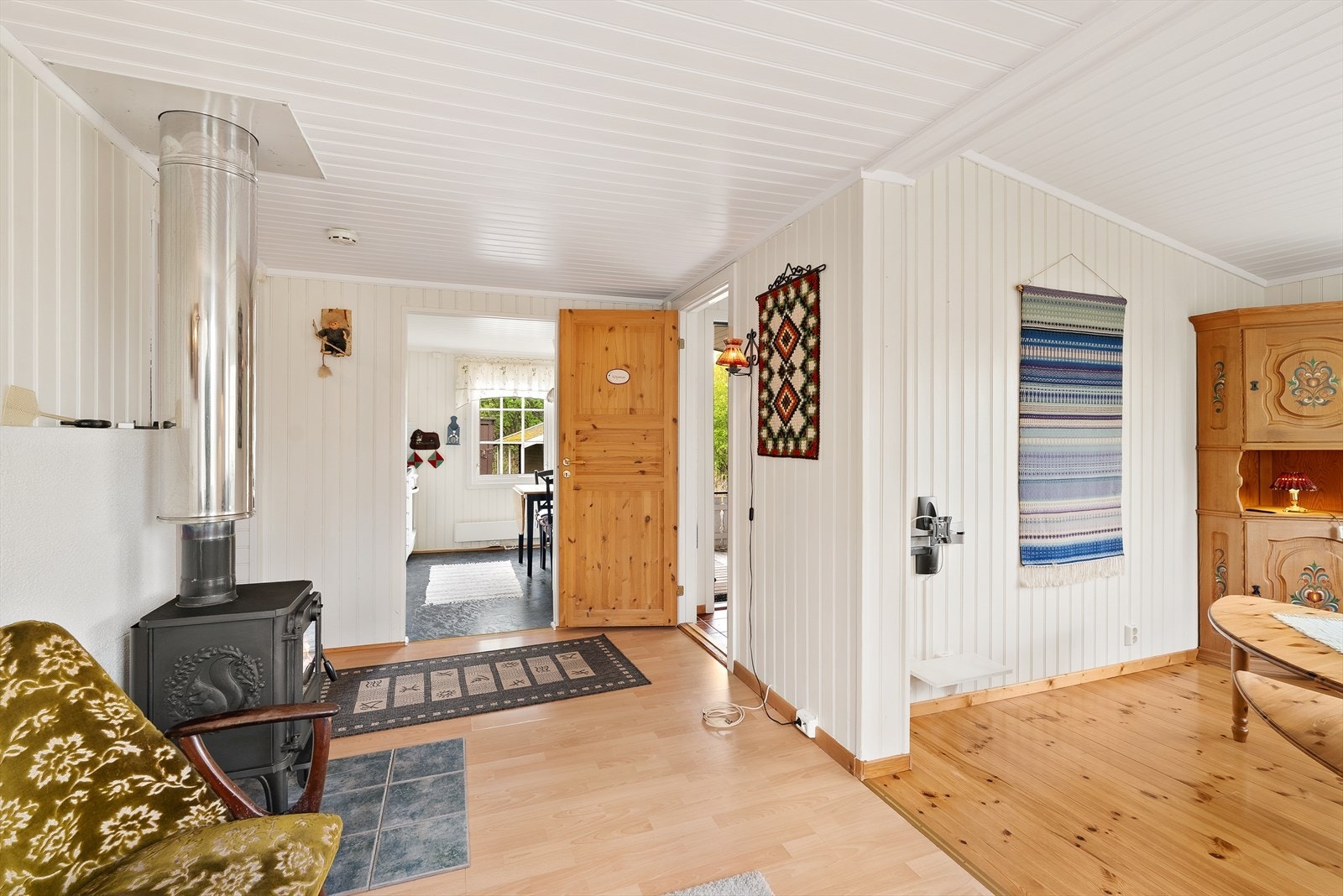 Det er også plass til en større spisegruppe i kontakt med kjøkkenet. Galleribilde