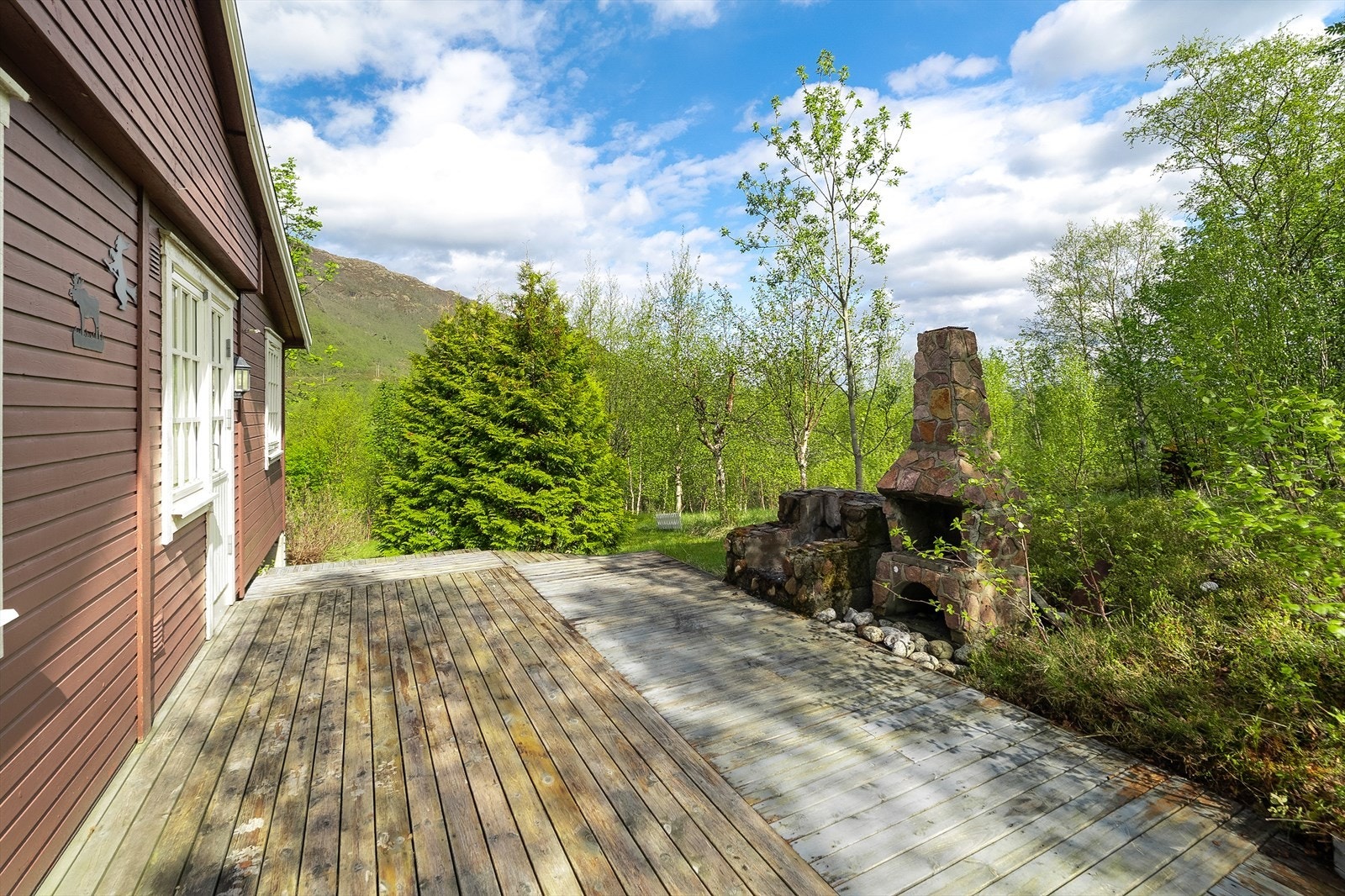 Det er også oppført en steinbelagt utepeis i tilknytning til terrassen. Galleribilde