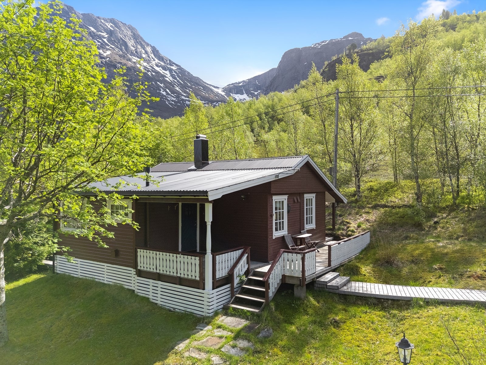 Det medfølger oppstillingsplass for bil på nabotomta. Galleribilde