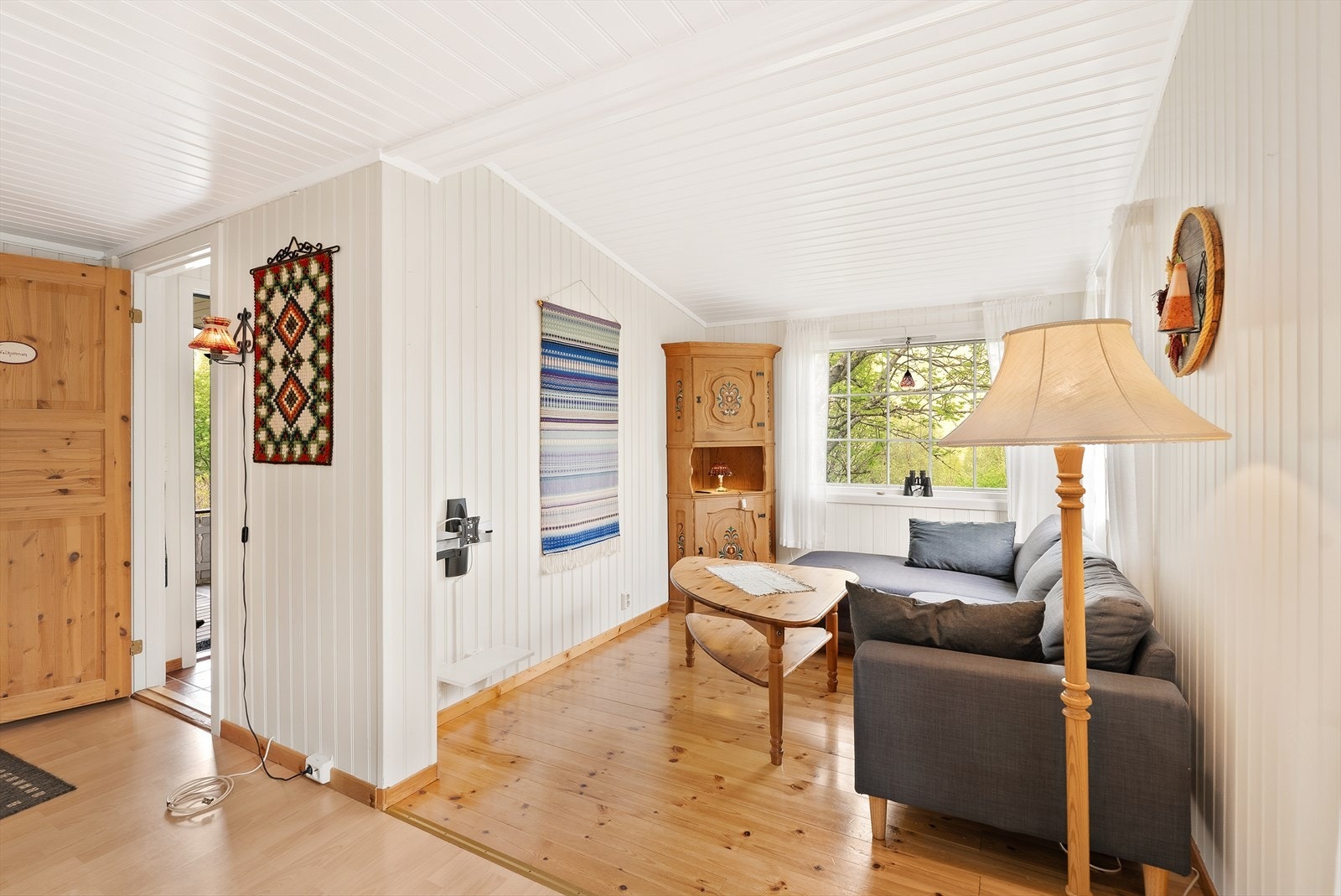 Stuen har flere store vindusflater som slipper inn godt med naturlig lys. Galleribilde