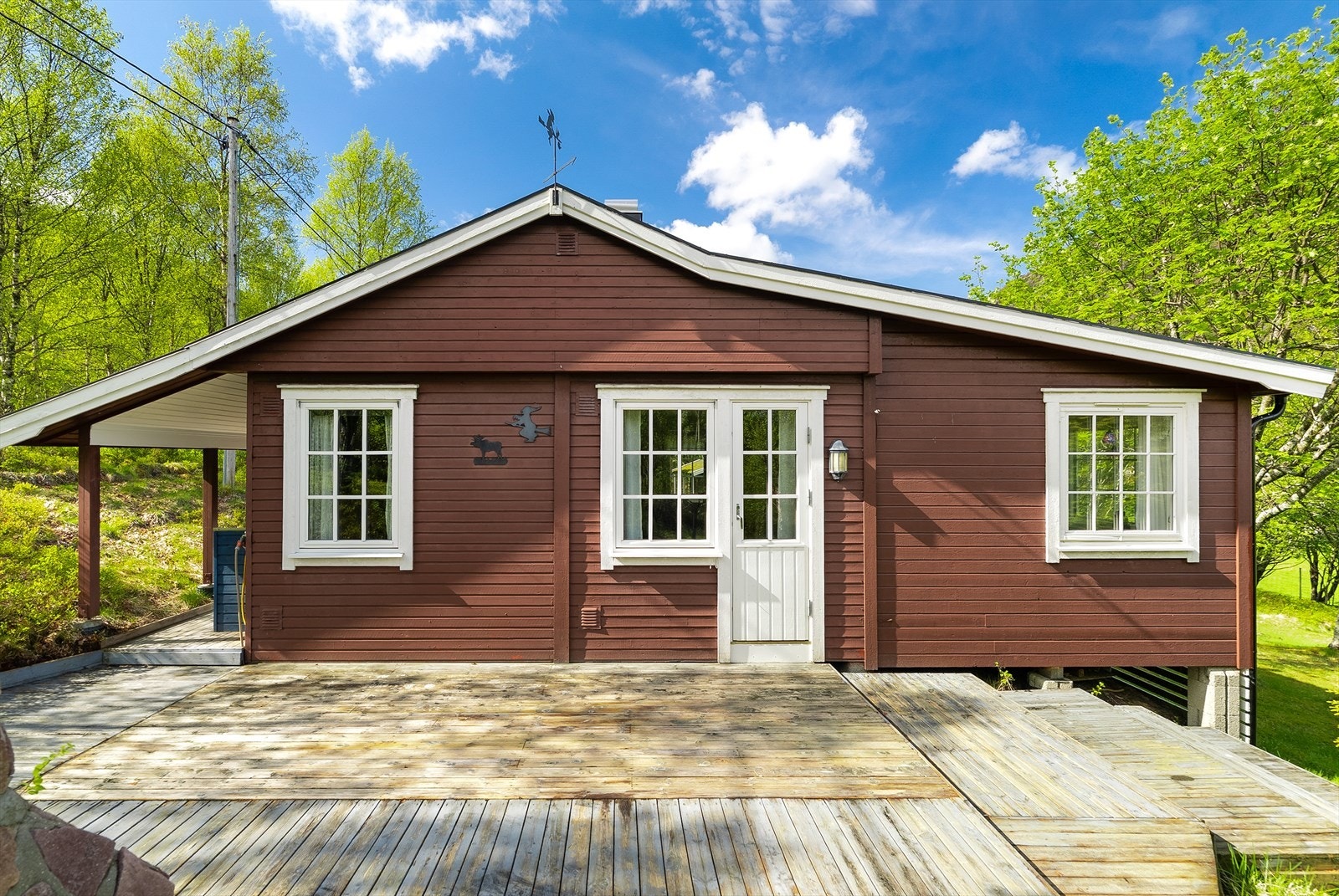 Hytta har innlagt sommervann og avløp for gråvann til terreng. Forbrenningstoalett i hytta og utedo i uthuset. Galleribilde