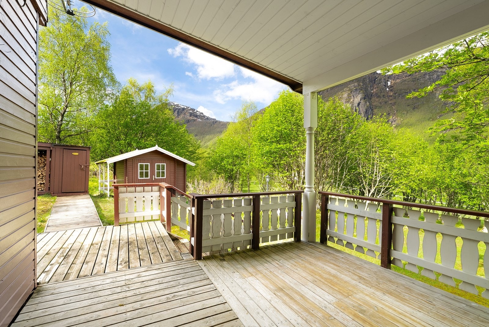 Verandaen rundt inngangsdøren er praktisk overbygd. Galleribilde